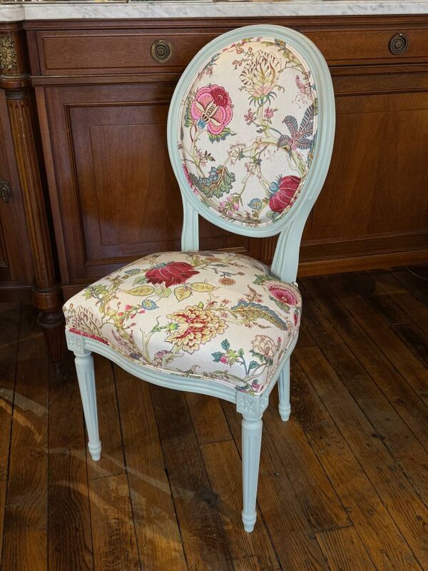 Chaise médaillon de style Louis XVI – garniture traditionnelle