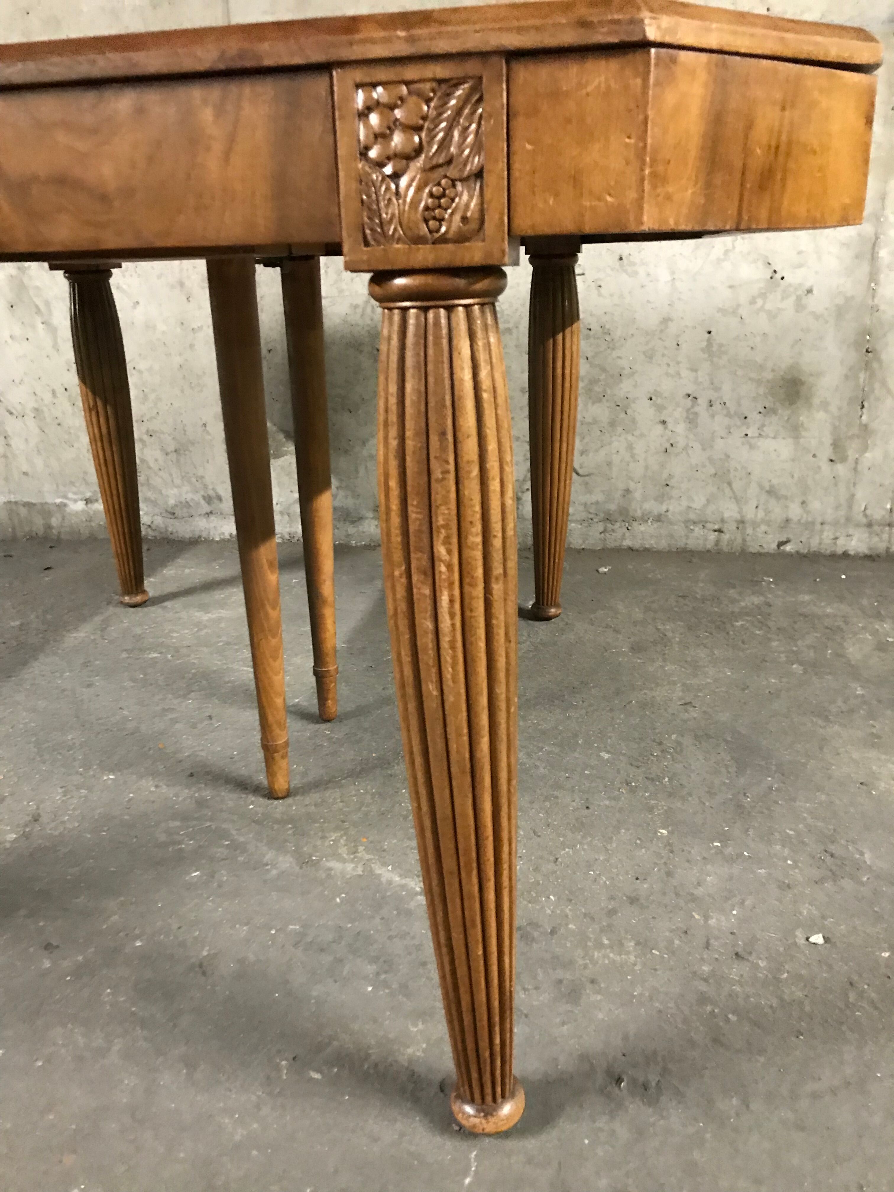 Art deco table with 2 leaves