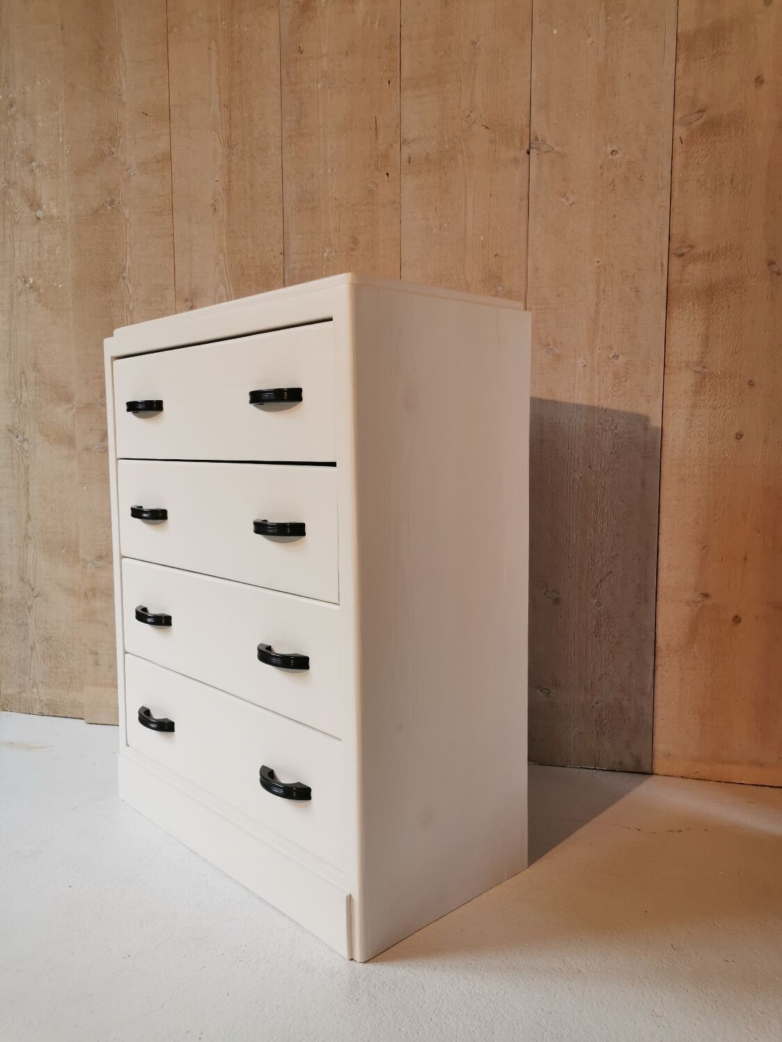 White chest of drawers