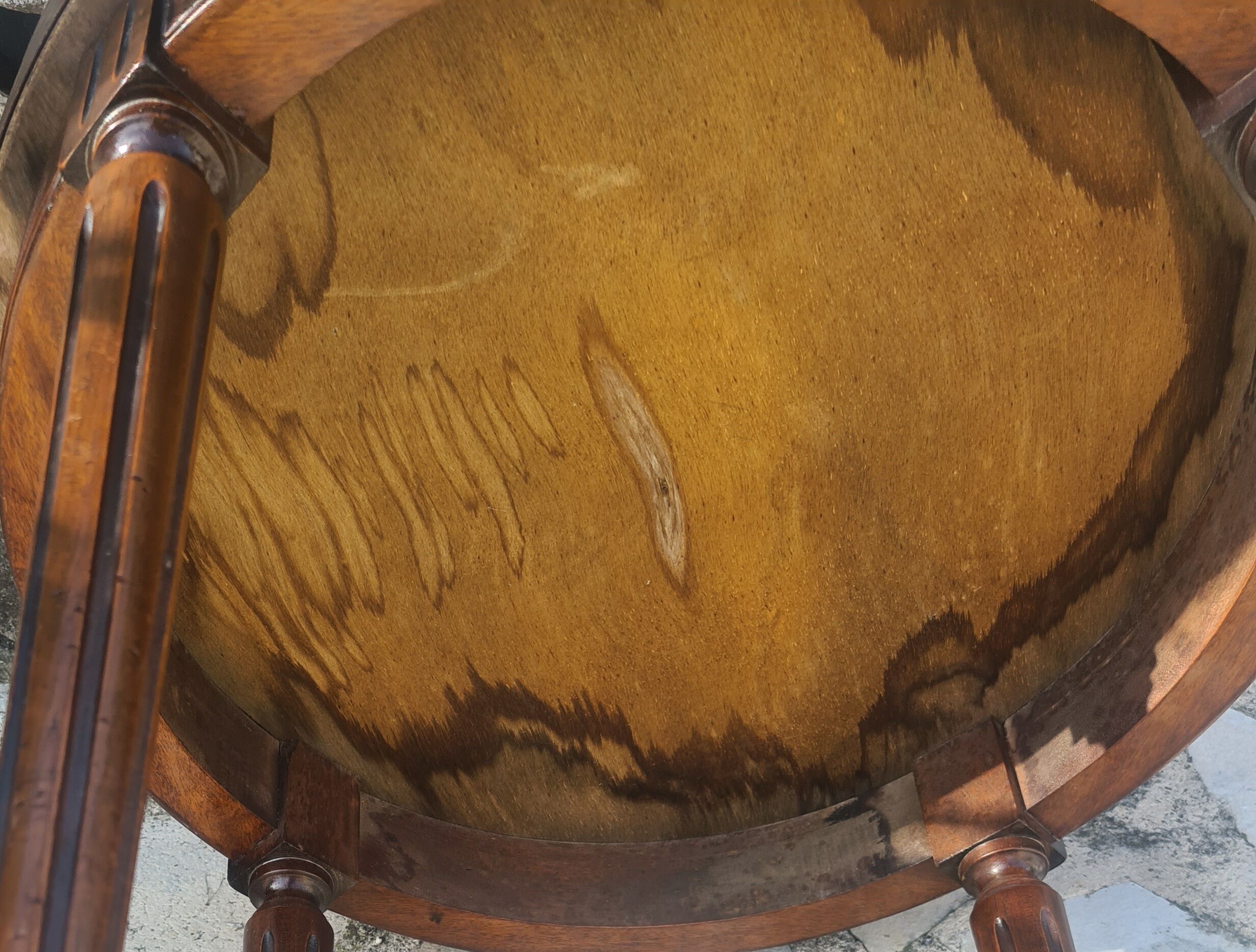 Table bouillotte style Louis XVI avec plaque de marbre et galerie en laiton