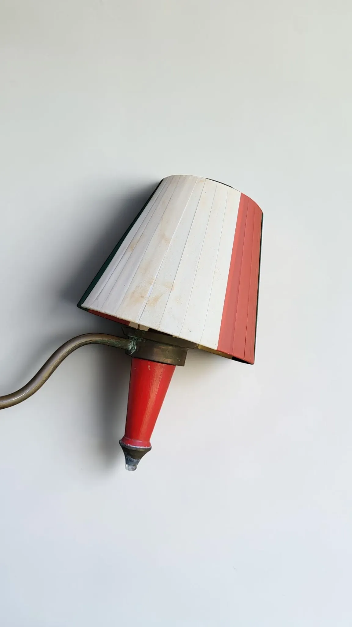 Lampadaire tripode en chêne et laiton, trois lumières