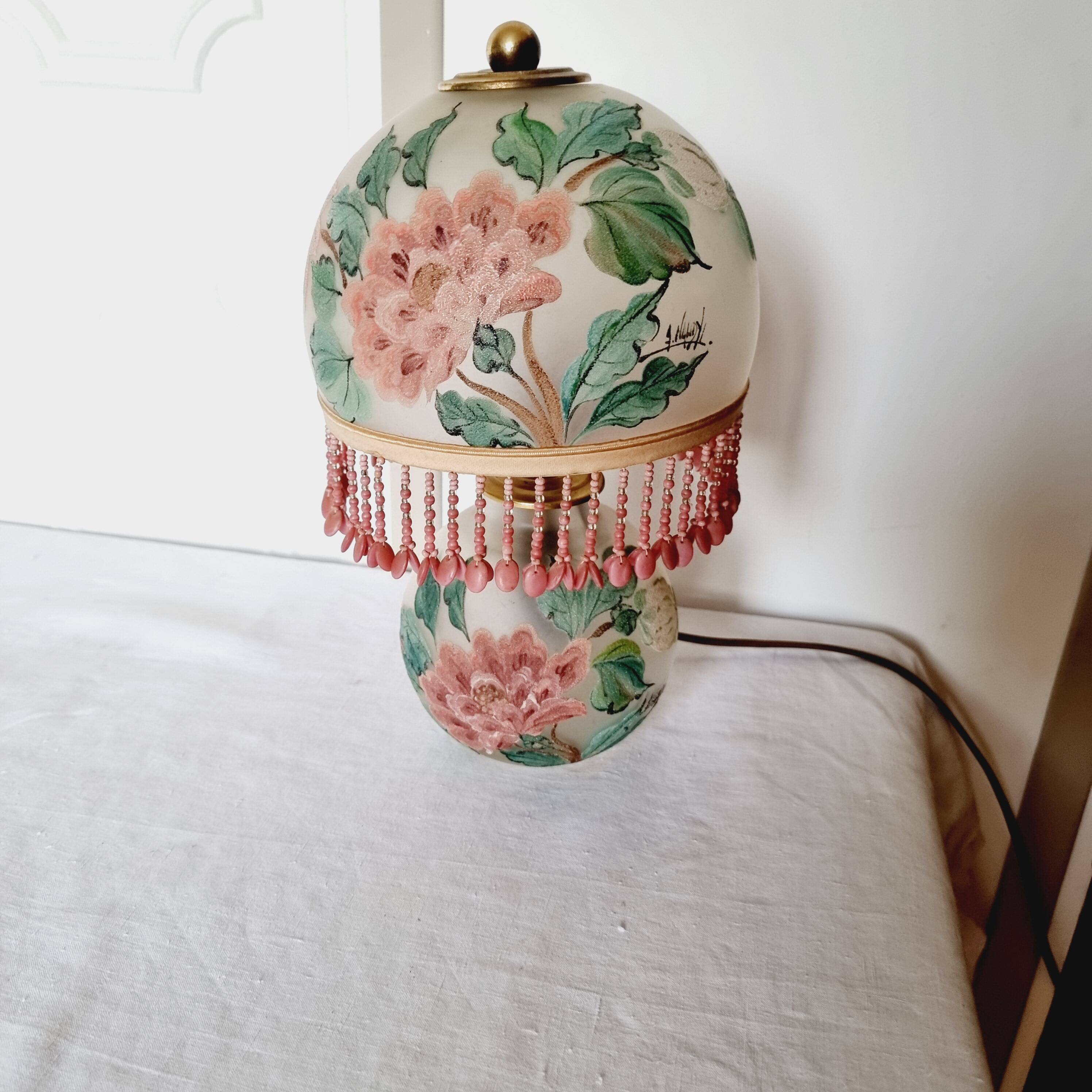 Lampe antique en opaline peinte à la main par Annick Naudy