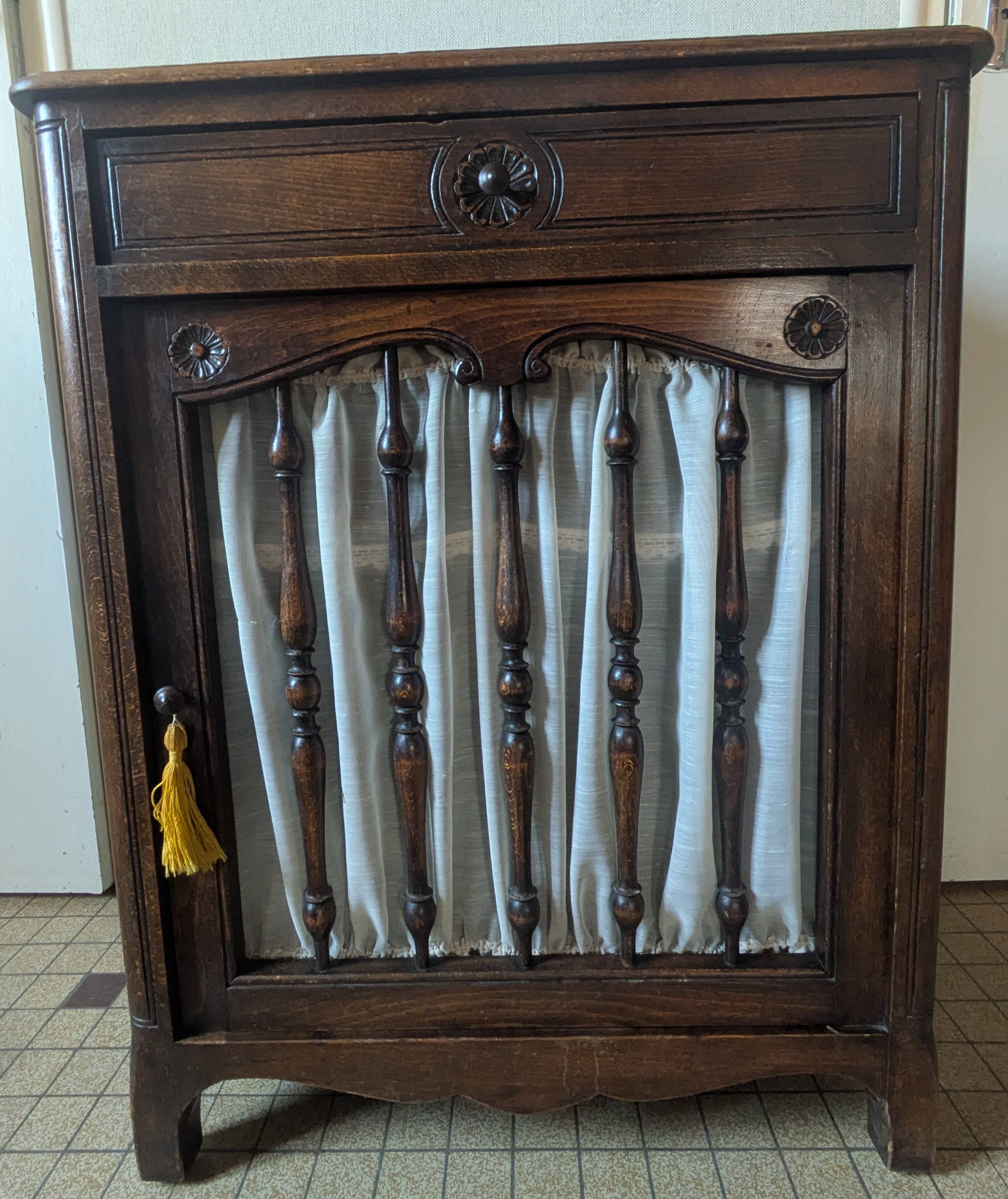 Buffet bas ancien en bois massif