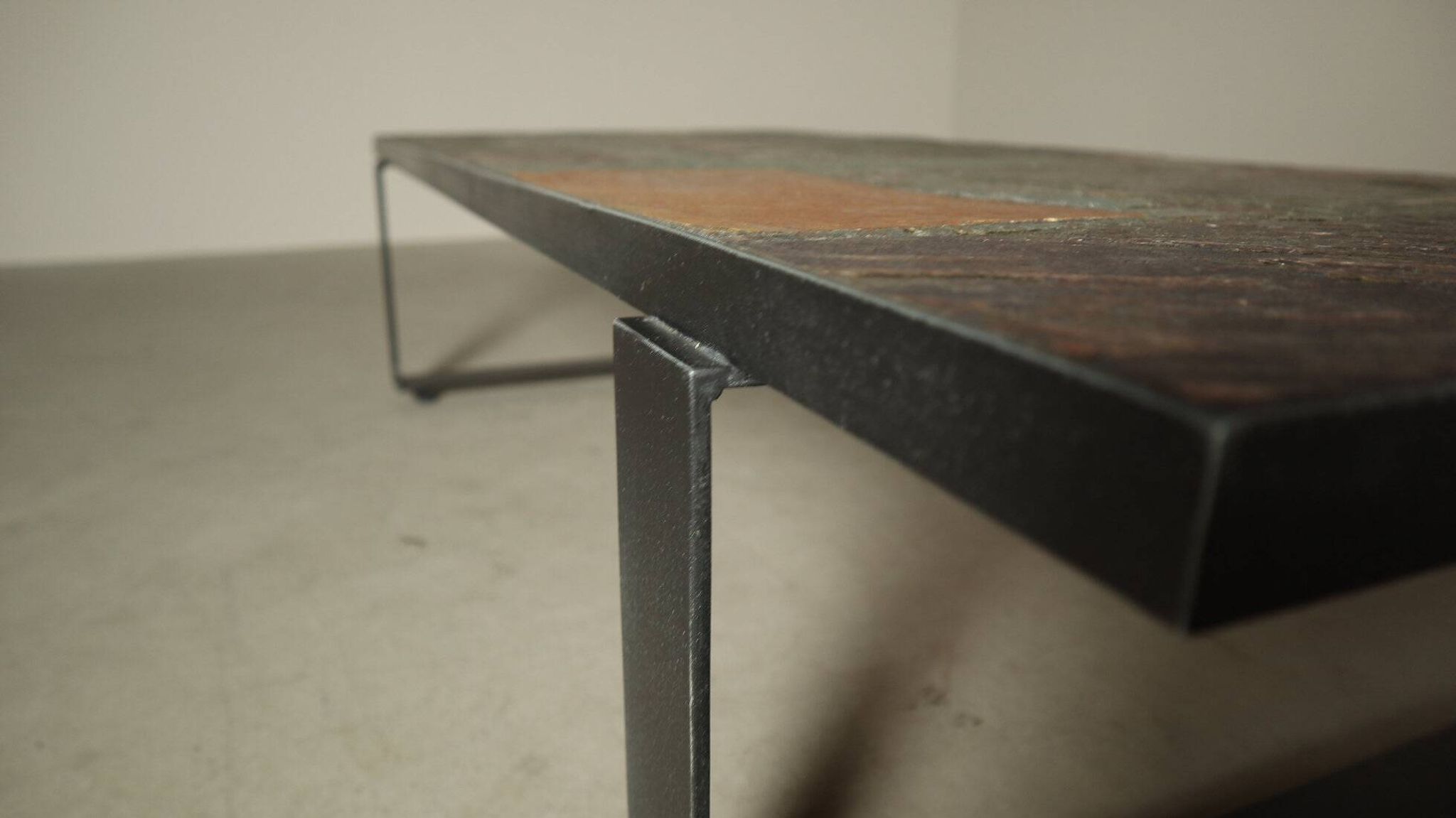 Table basse postmoderne par Pia Manu, Belgique