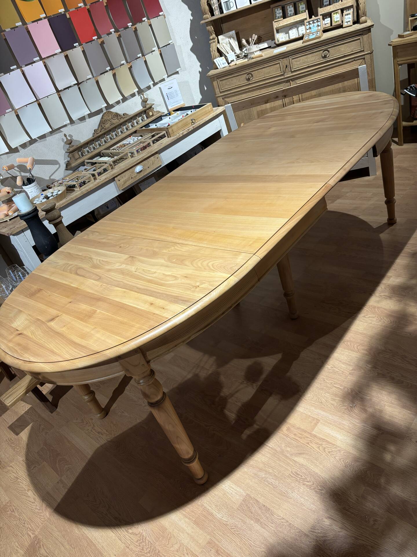 Table ovale en merisier naturel