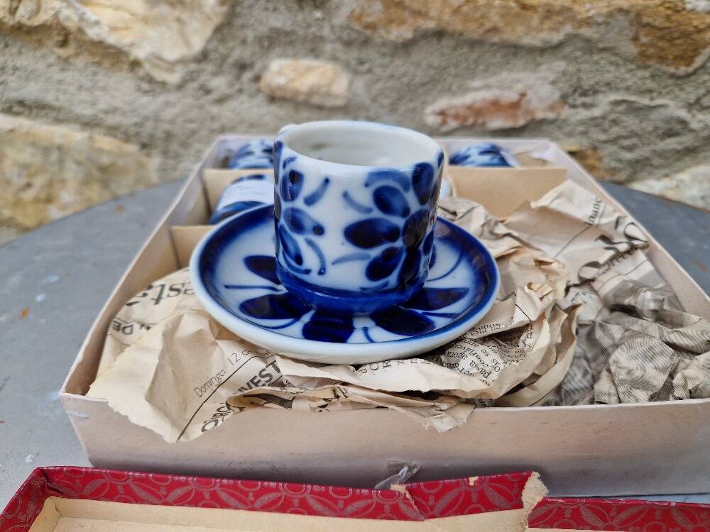 Porcelain coffee cups from Monte Sião (Brazil)