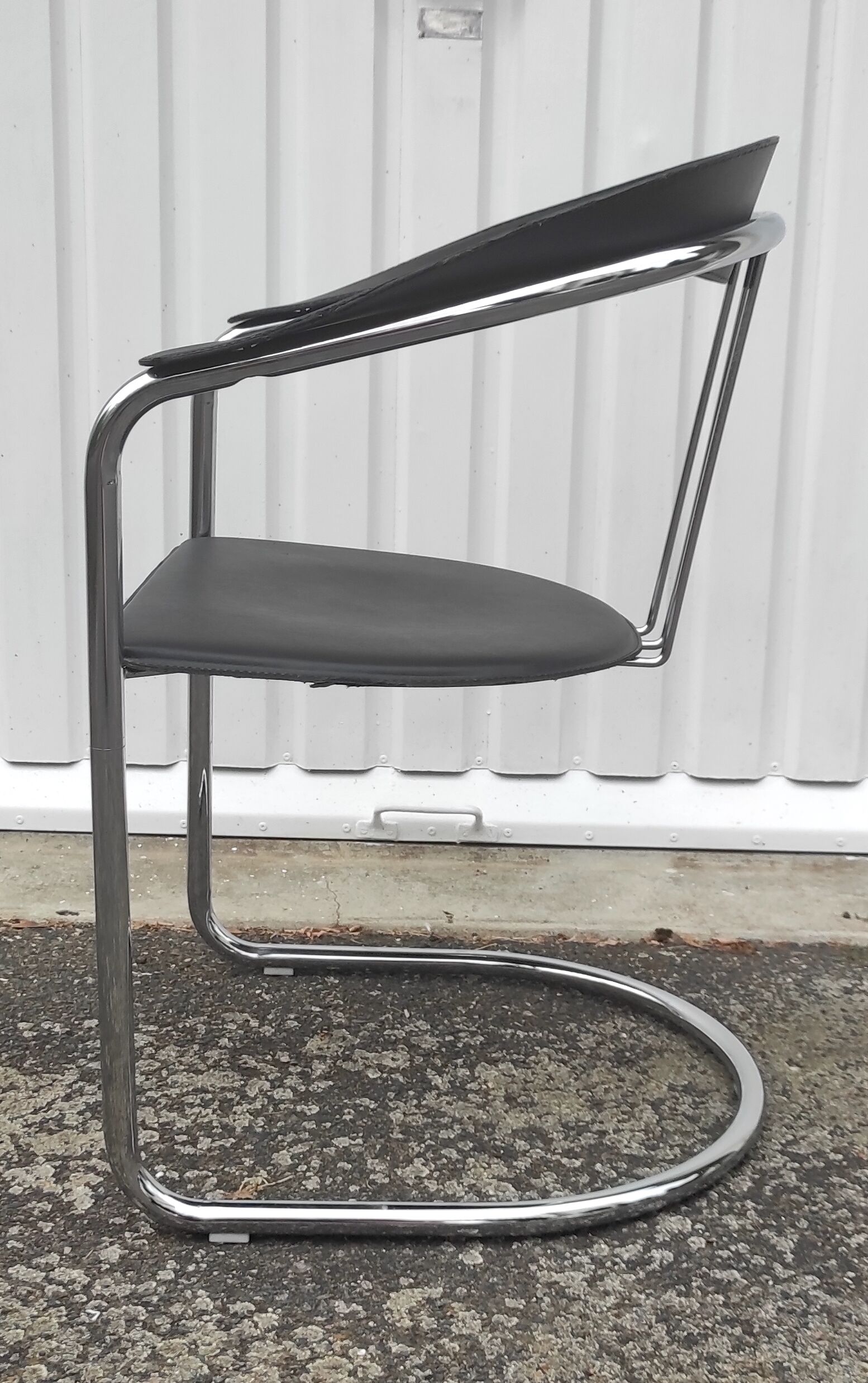 Chrome metal chair and Bauhaus style leather – 70s/80s