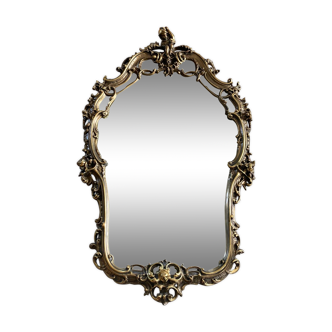 Rocaille style mirror from the 20th century in wood and gilded stucco, Putto on the pediment