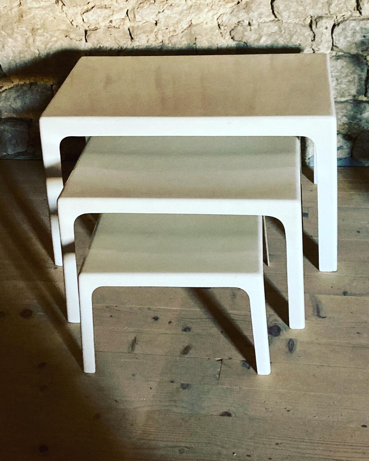 Kohtska nesting tables