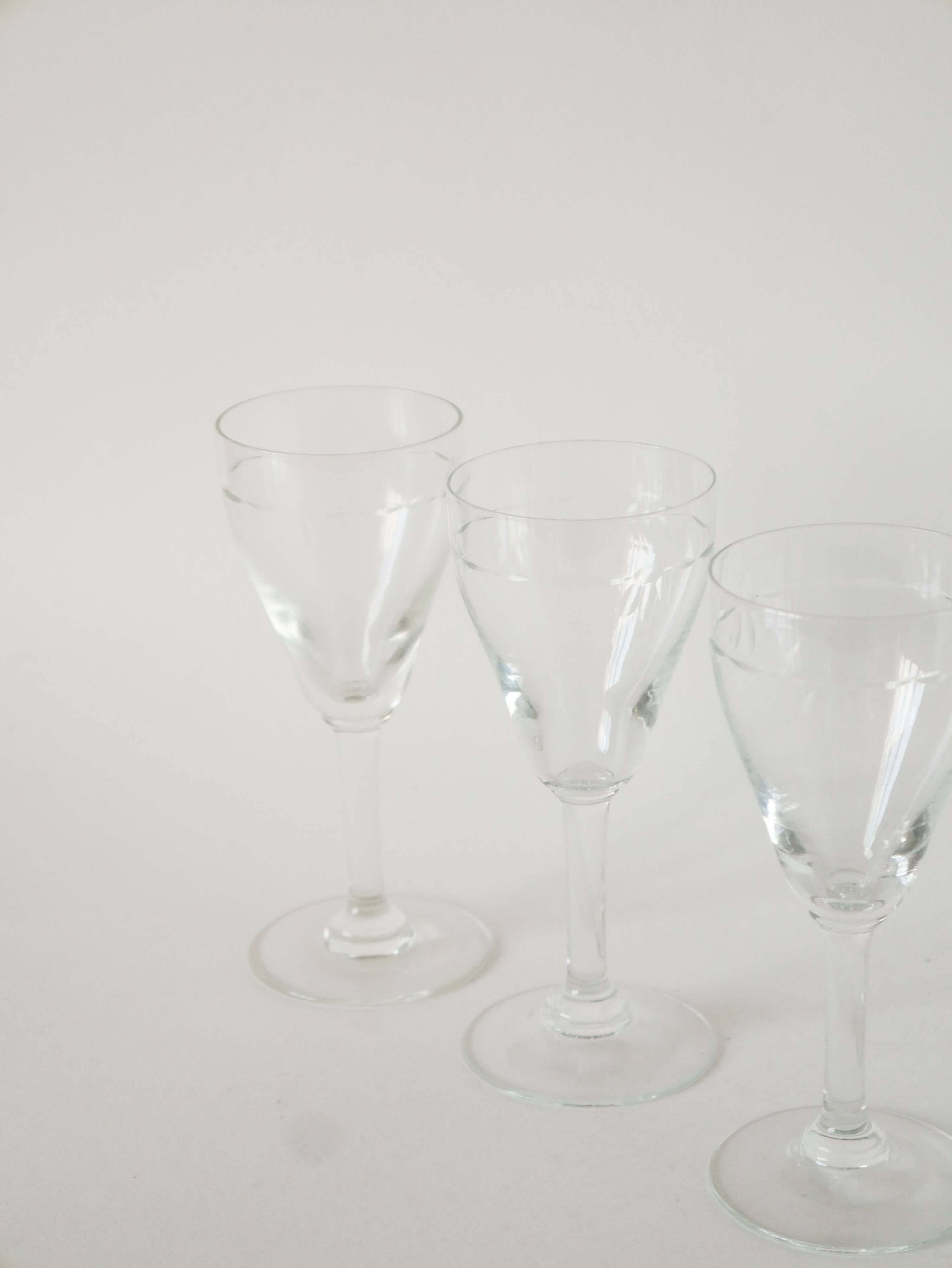 Set of 6 engraved crystal wine glasses, 1950.