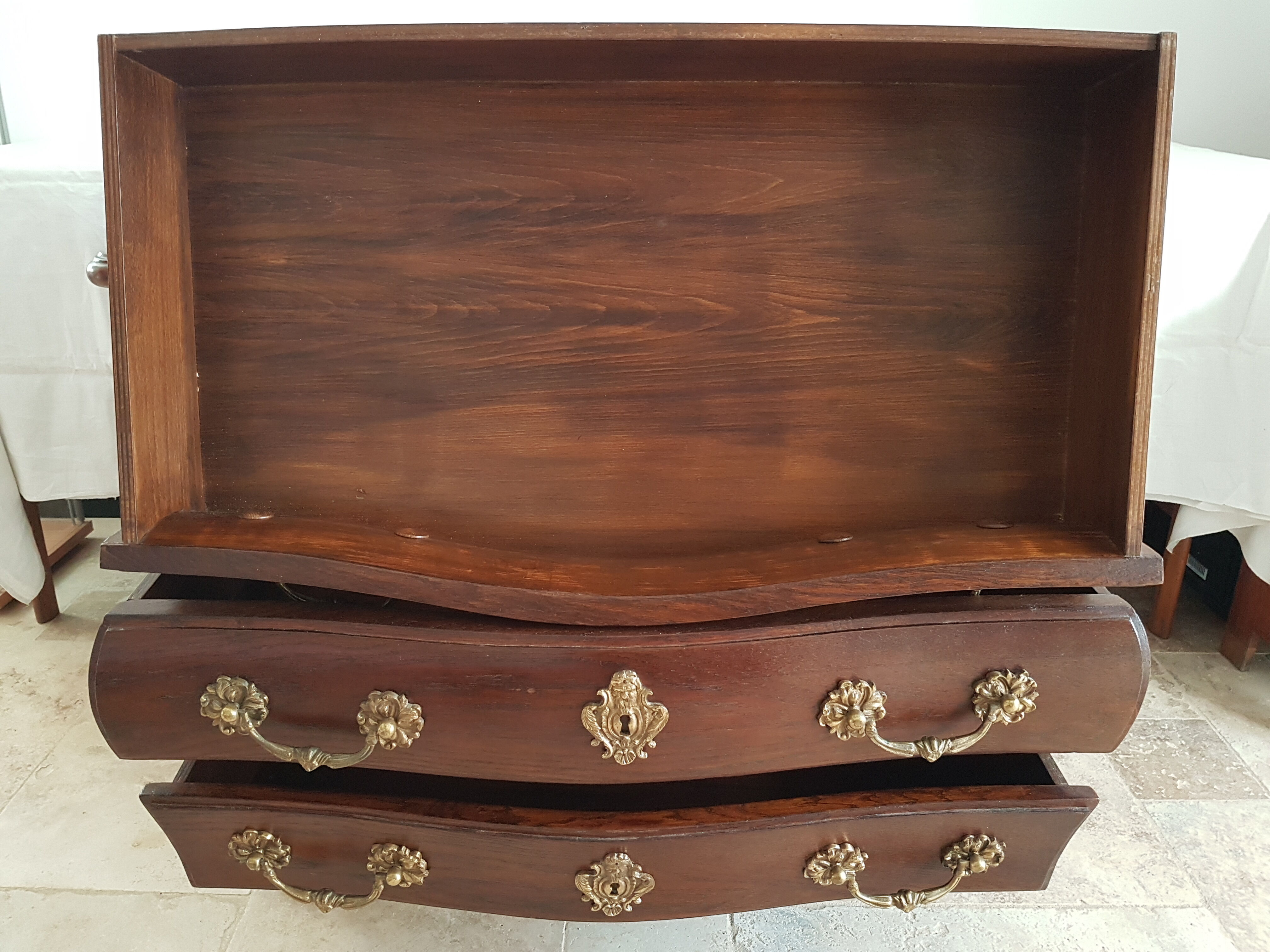 Commode tombeau bordelaise de style Louis XV