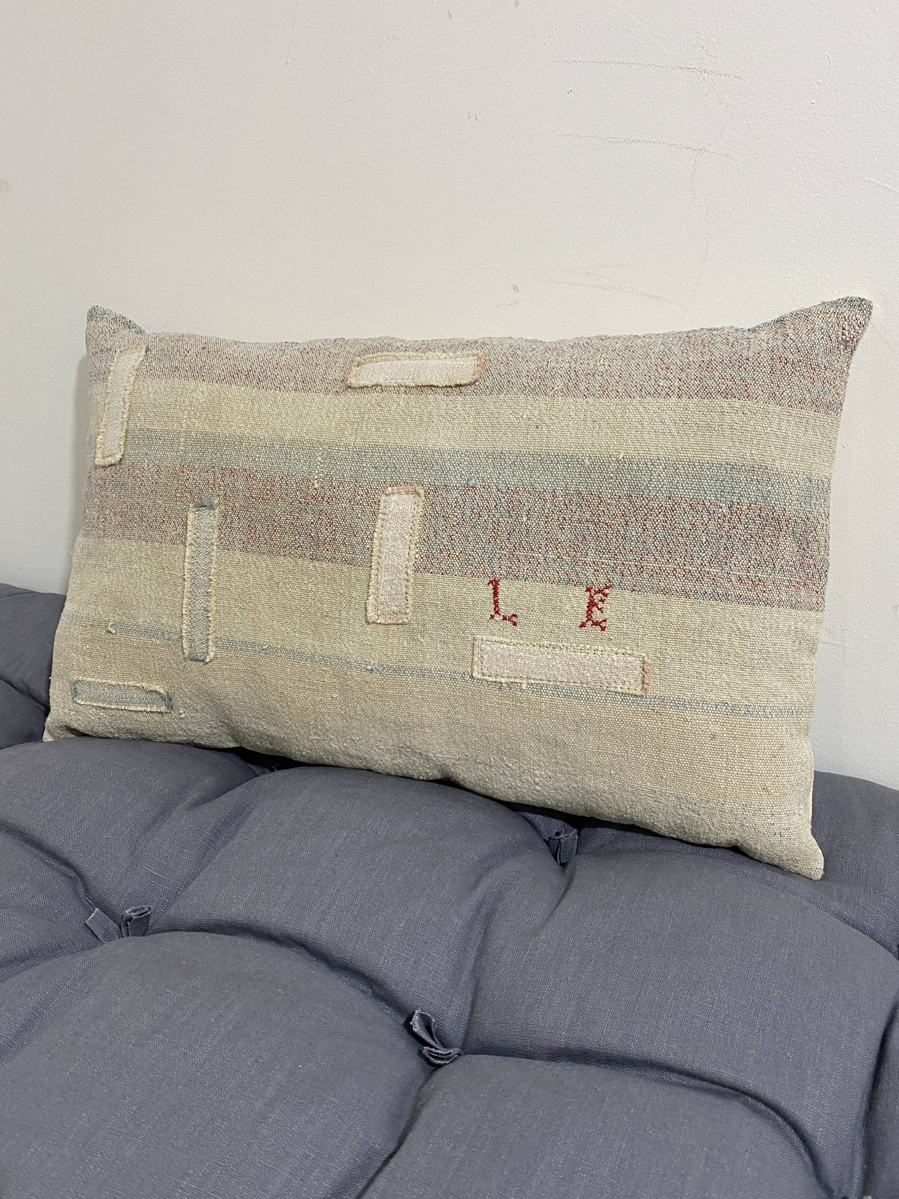 Coussin artisanal en toile ancienne style Kilim