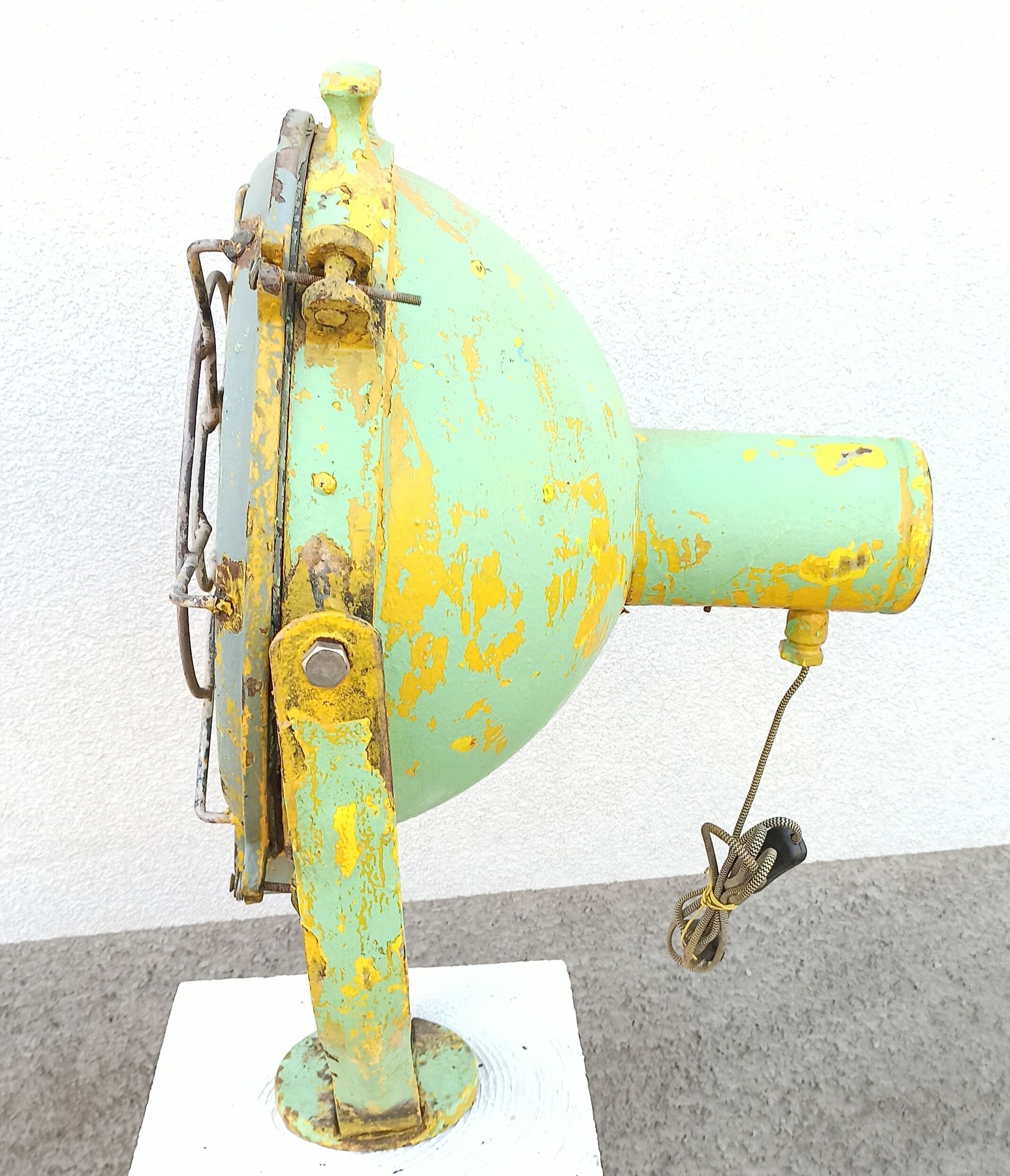 Ancienne lampe projecteur de bateau