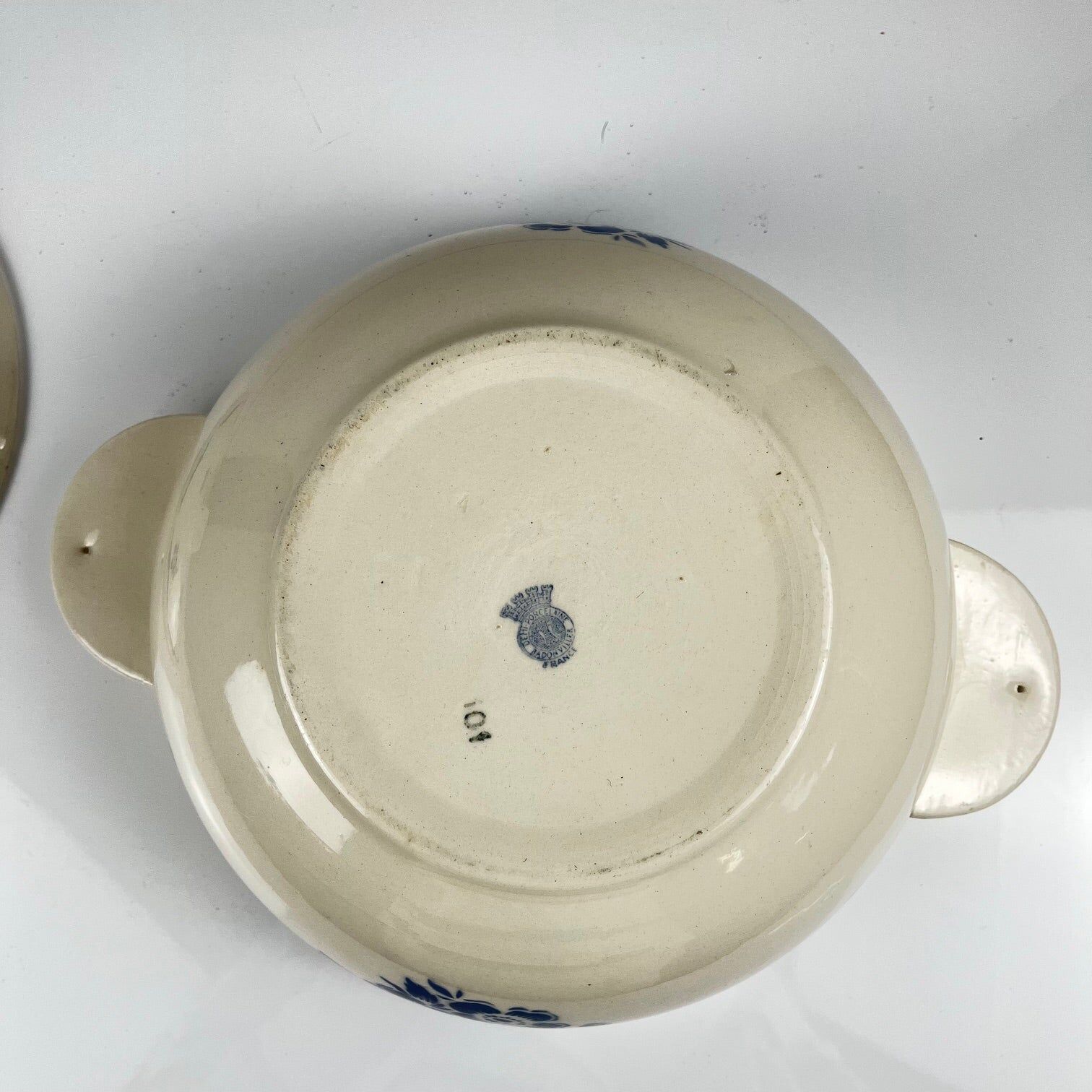 Soupière demi-porcelaine Badonviller, motif fleurs bleu, début XXe