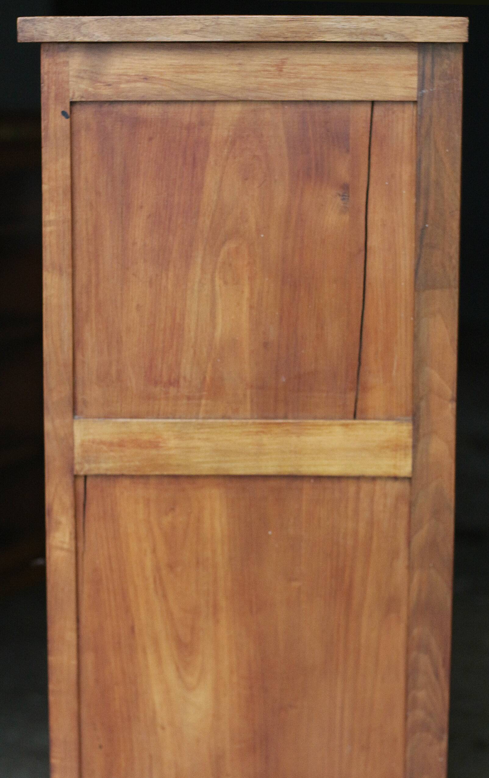 Mid-19th century dresser (light mahogany).