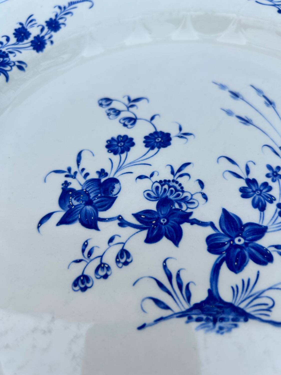 Set of 4 Bleu de Tournay iron earth plates