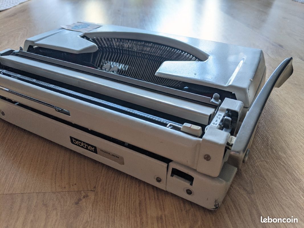 Brother deluxe typewriter 925 - vintage 