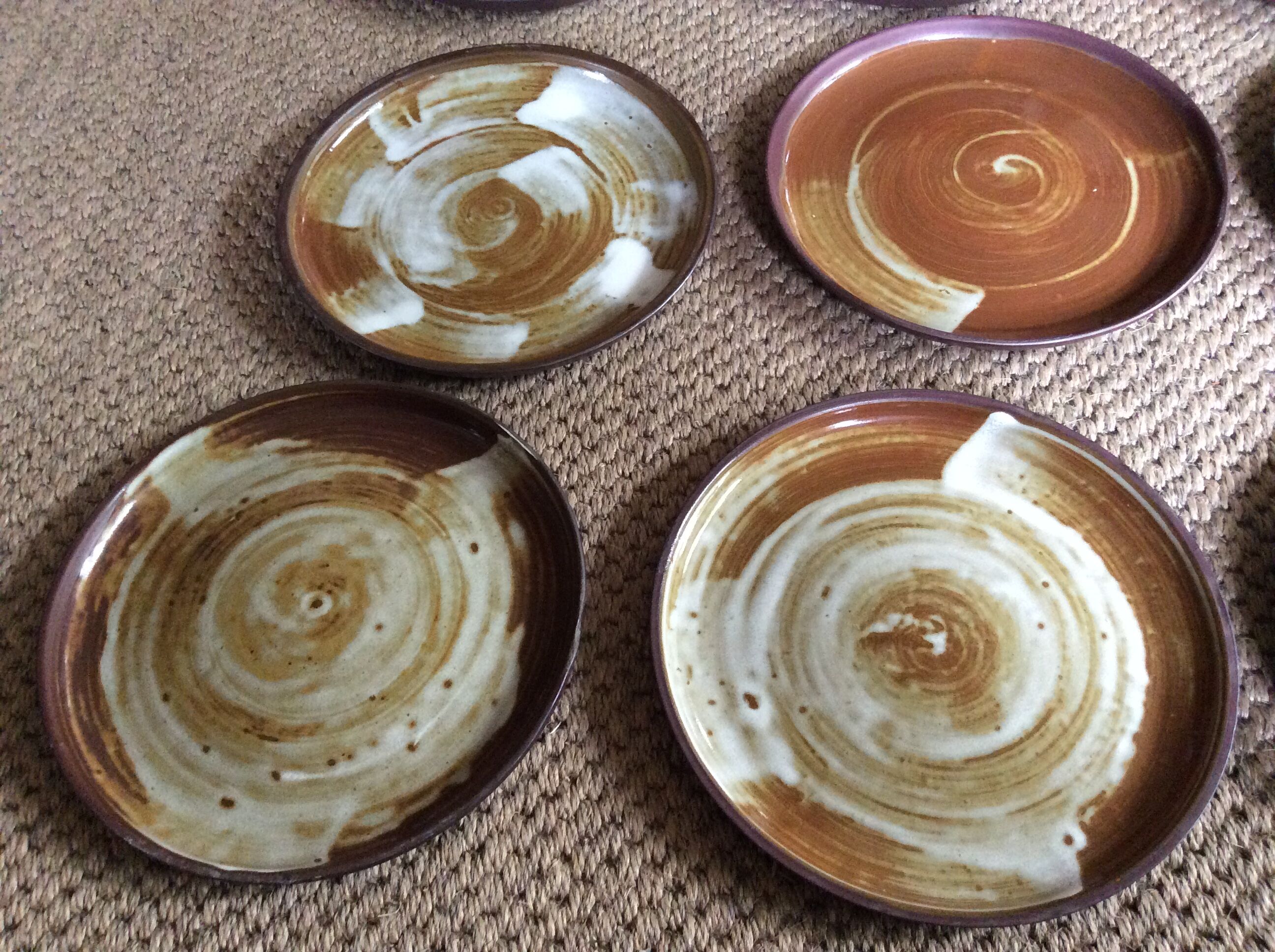 Série de 12 assiettes plates en grès
