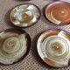 Série de 12 assiettes plates en grès
