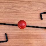 Porte manteau fer forgé et boules bois rouges