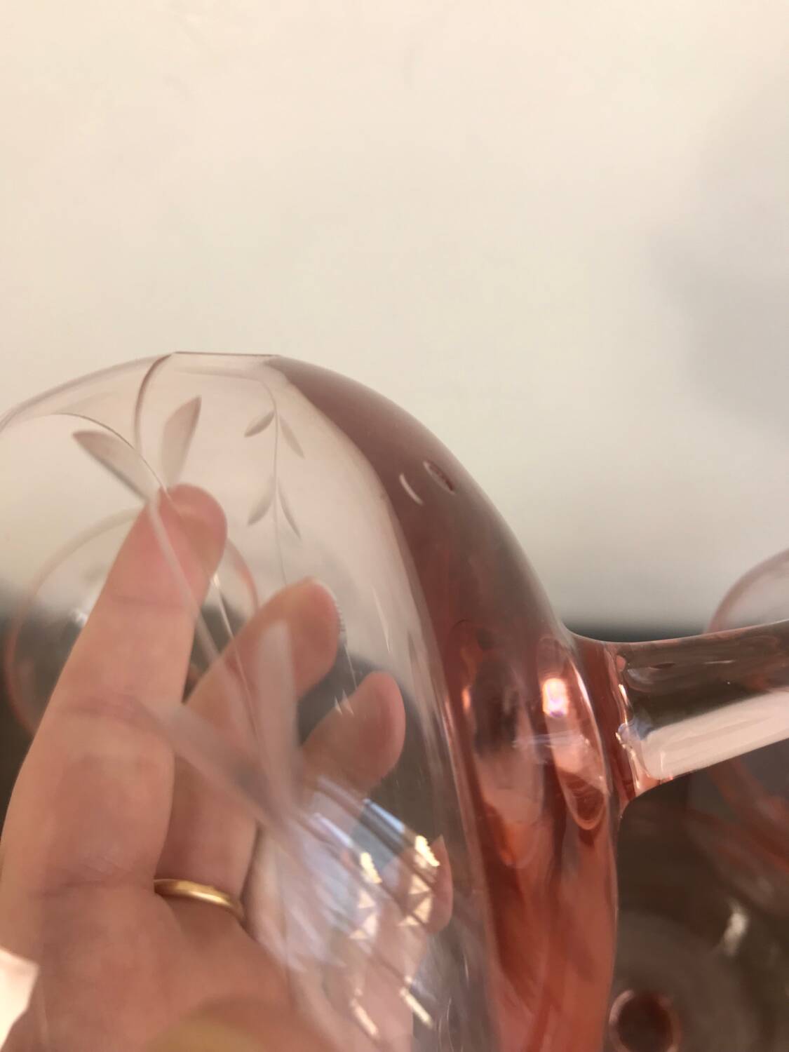 Champagne glass in pink glass with floral engraving