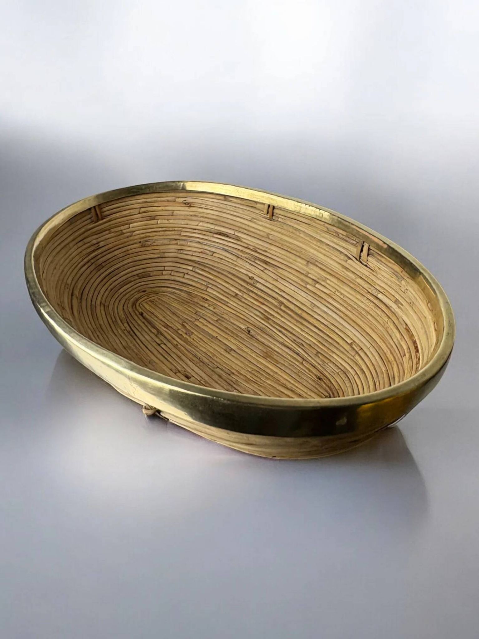 Centre de table en rotin et laiton, Italie, vers 1970