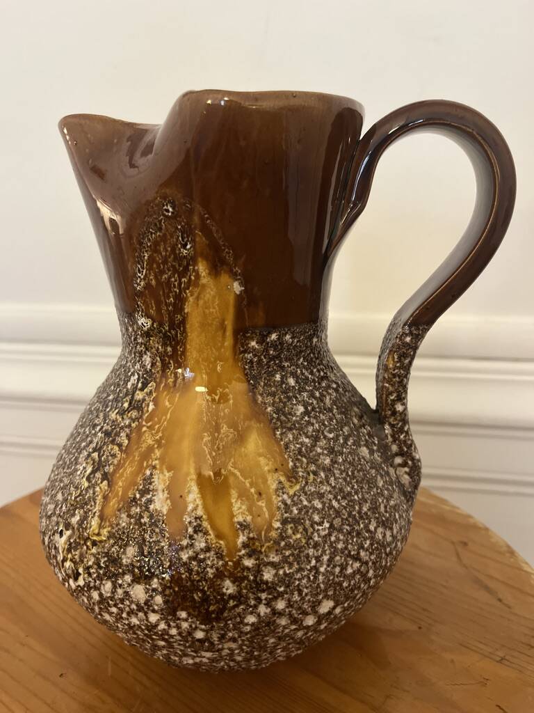 Pichet en céramique fat lava