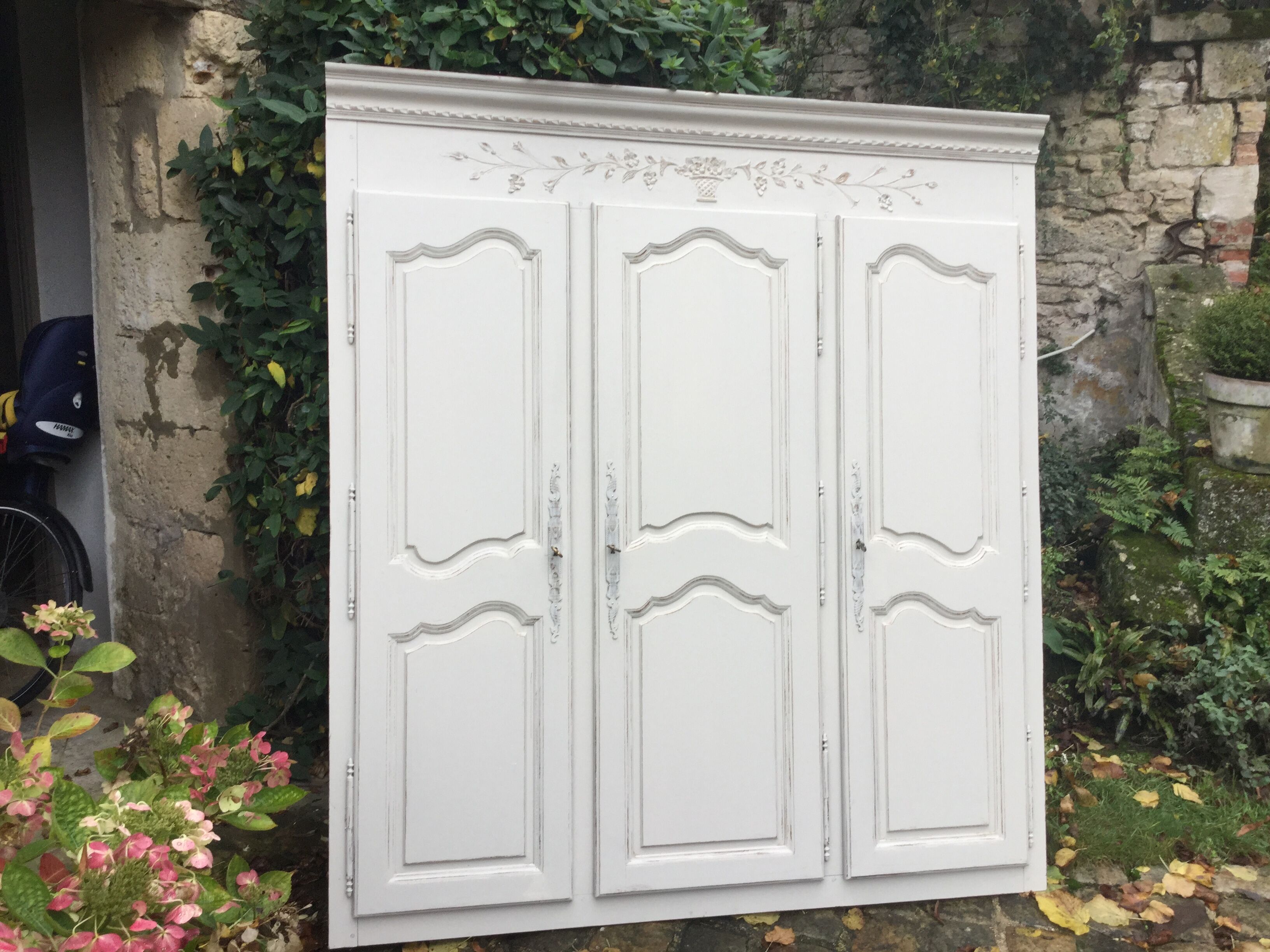 Closet doors with entourage