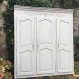 Closet doors with entourage