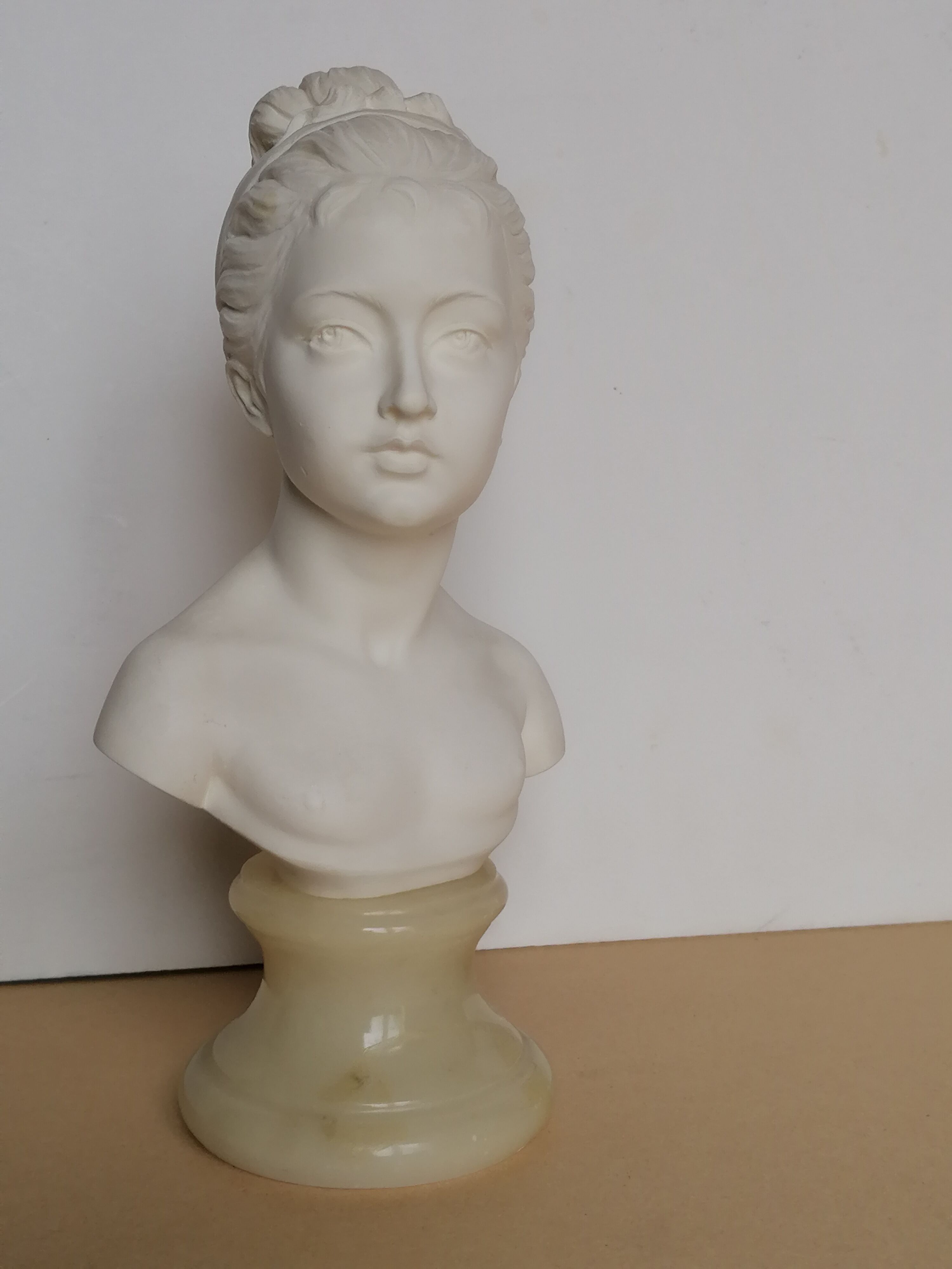 Buste jeune fille signé Giuseppe Bessi