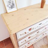 Pretty solid pine chest of drawers