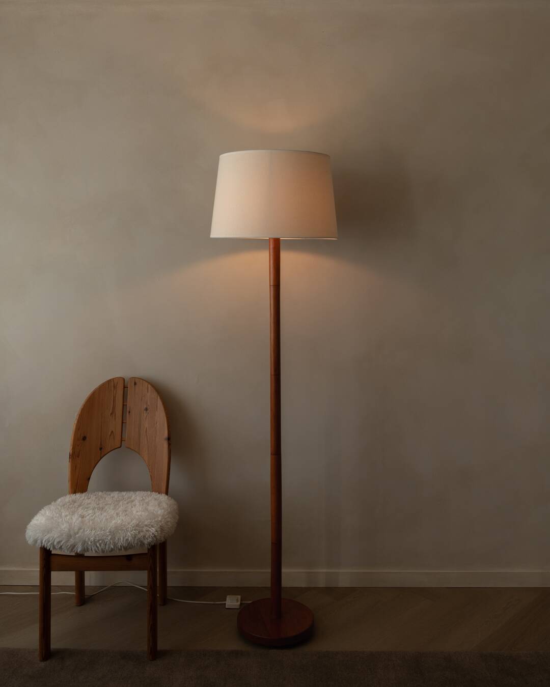 Lampe de sol en teck vintage avec abat-jour en tissu, années 1960-70.