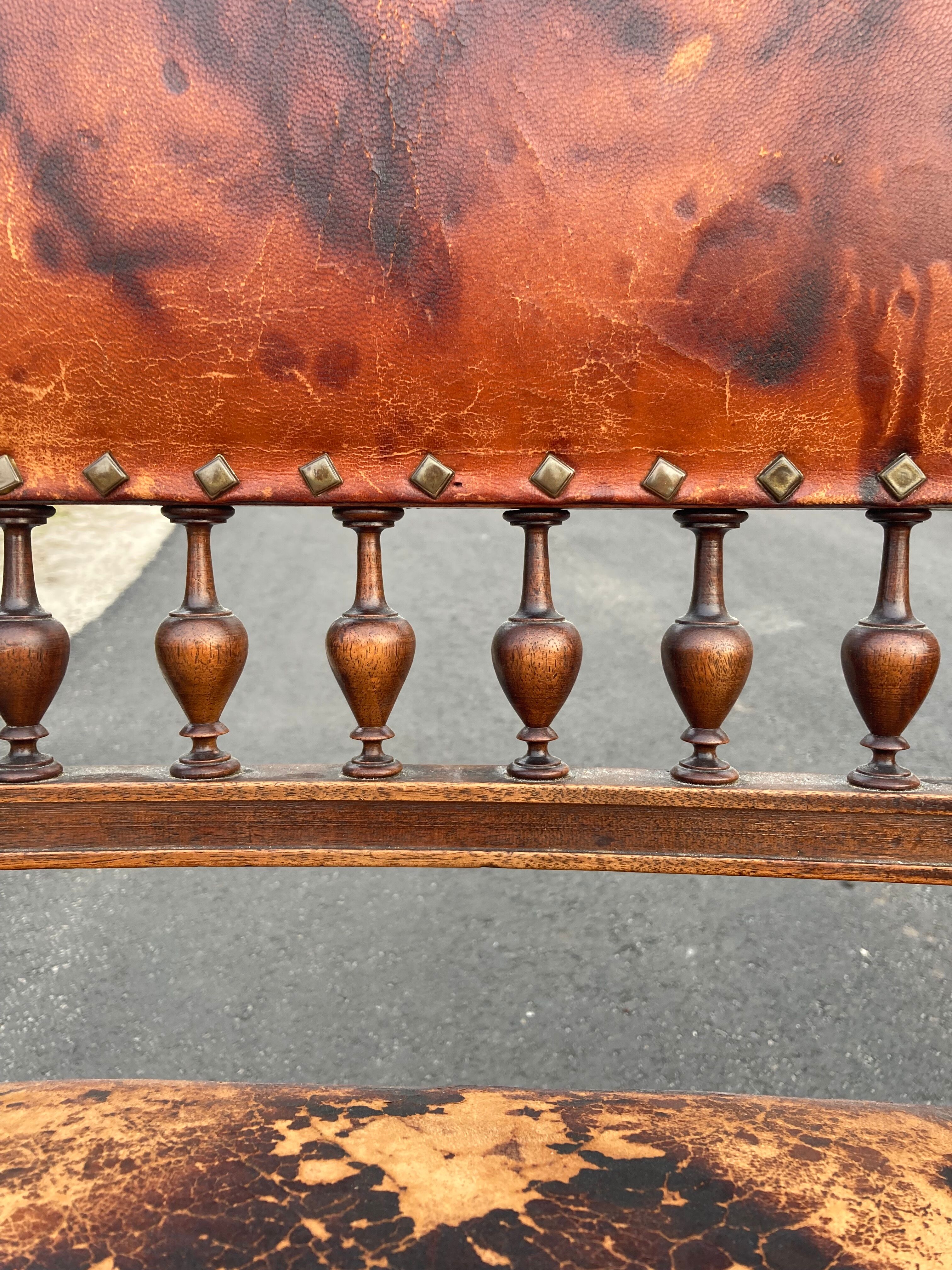 5 chaises Henri II en bois massif et cuir néo renaissance XIXème siècle