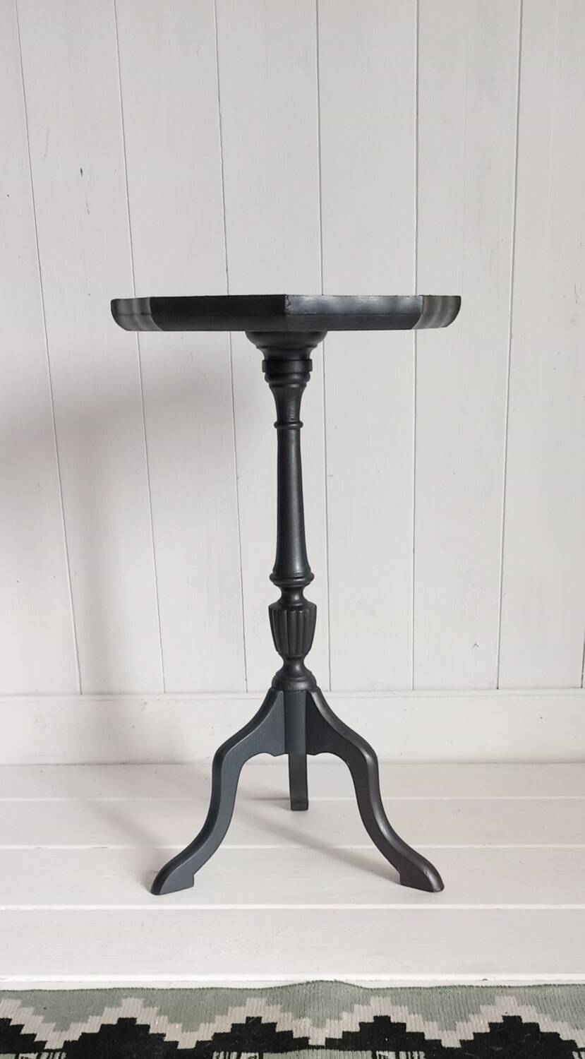 Pedestal table