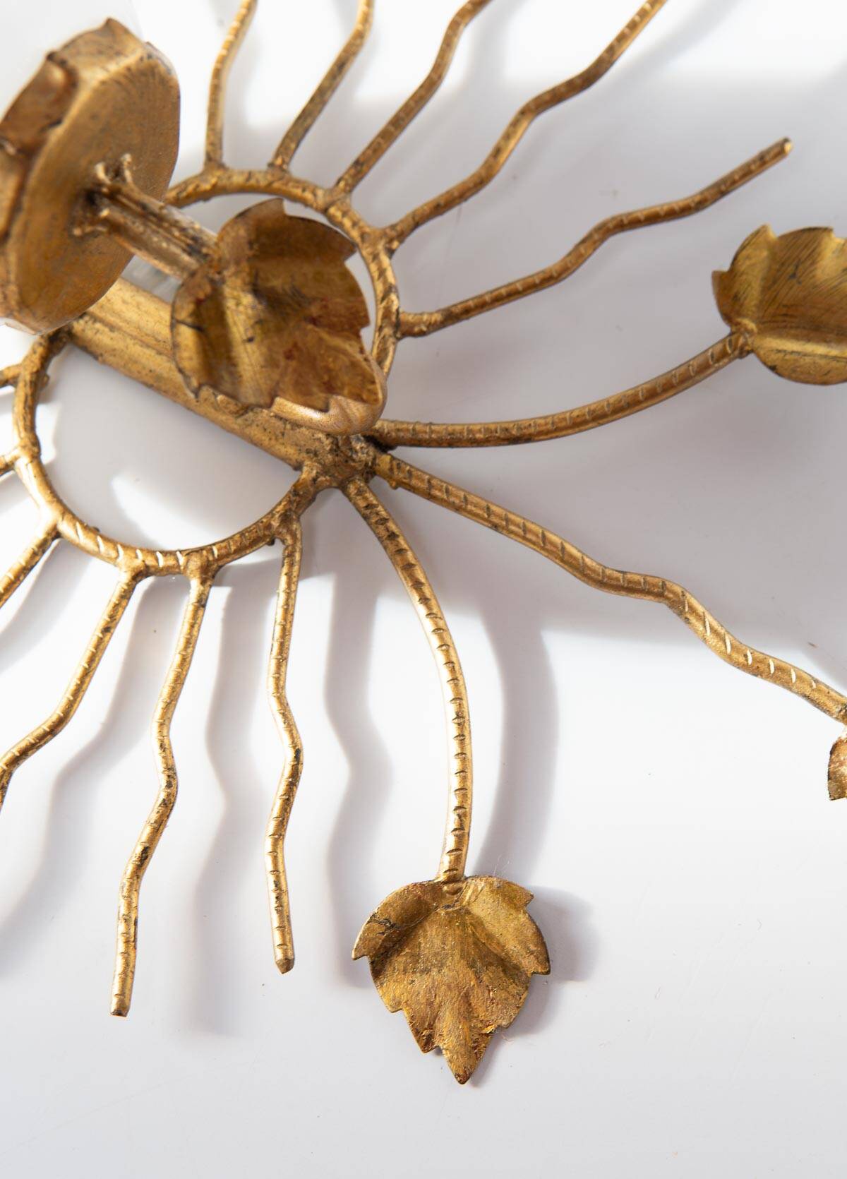 Applique mural italienne métal doré tulipe blanche et feuilles, vers 1970