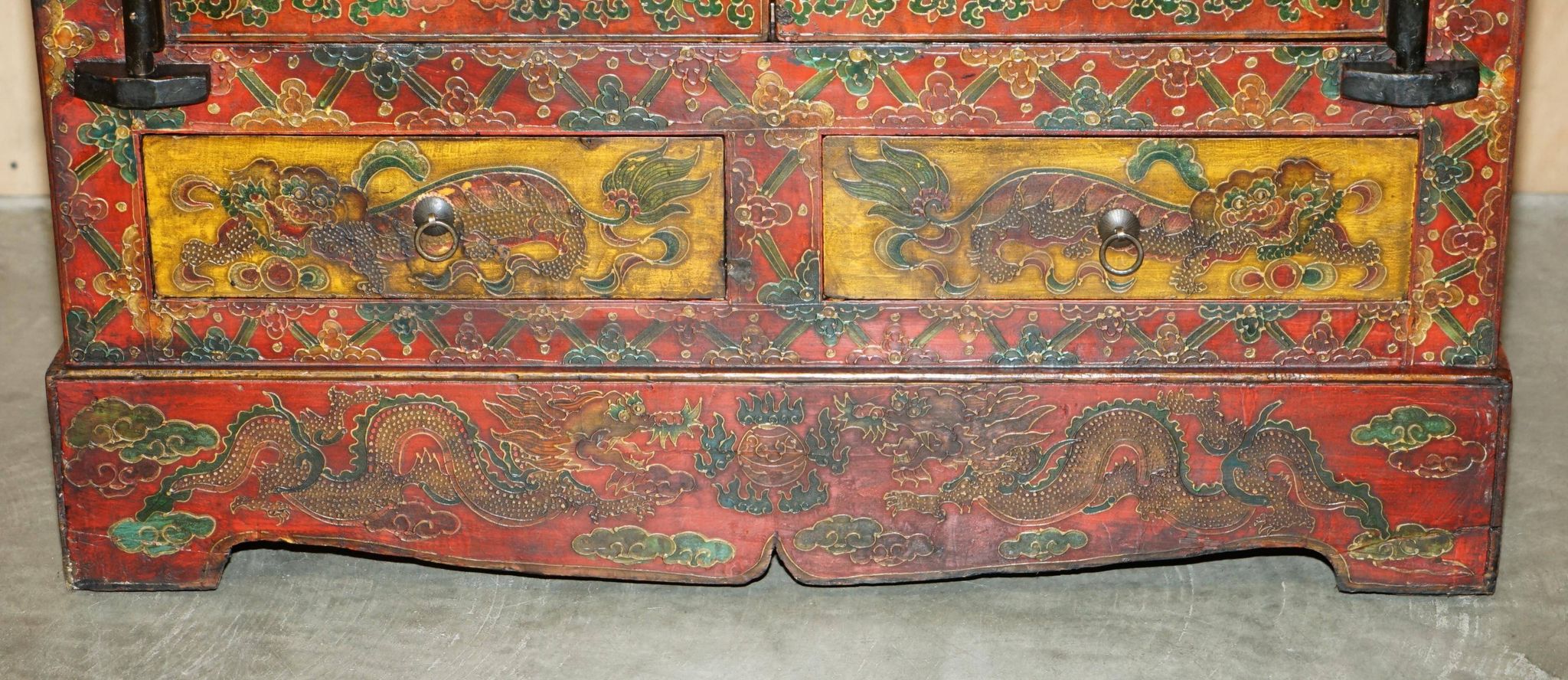 Armoire chinoise vintage peinte avec pagode et tiroirs