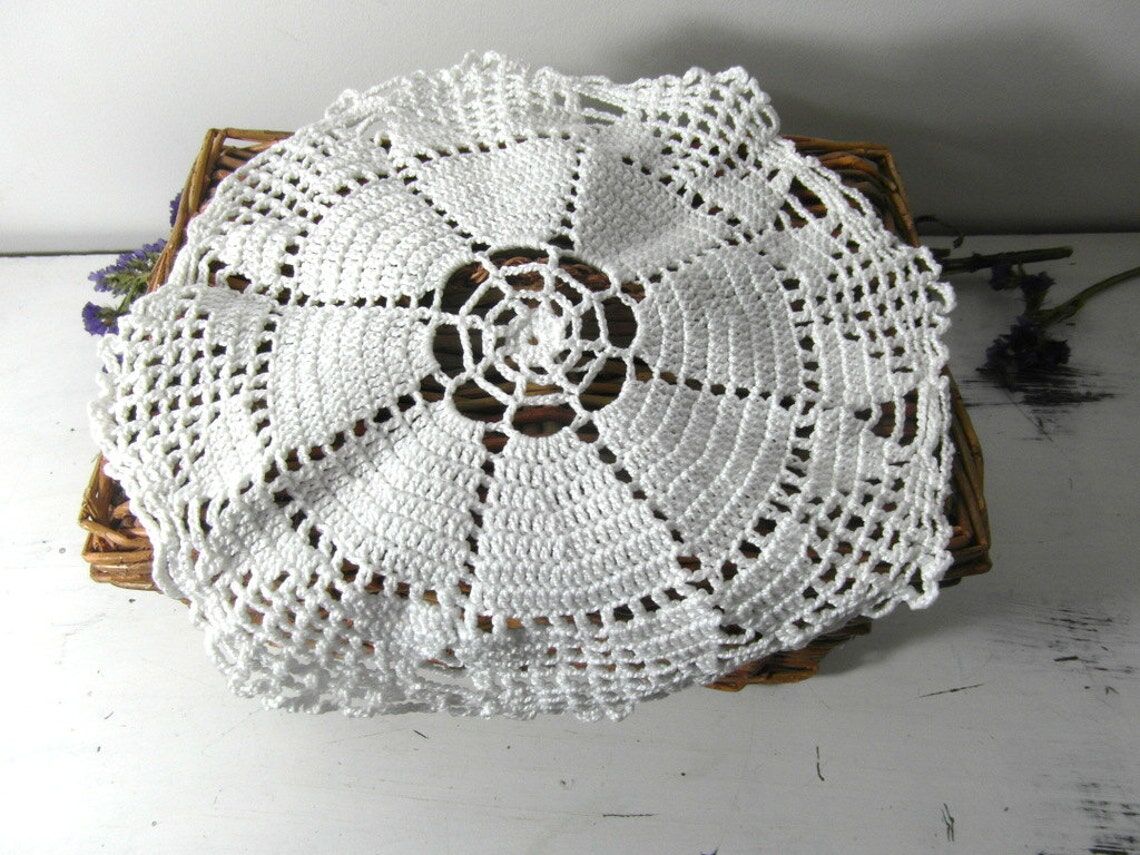 Round placemat in French crocheted lace in white cotton