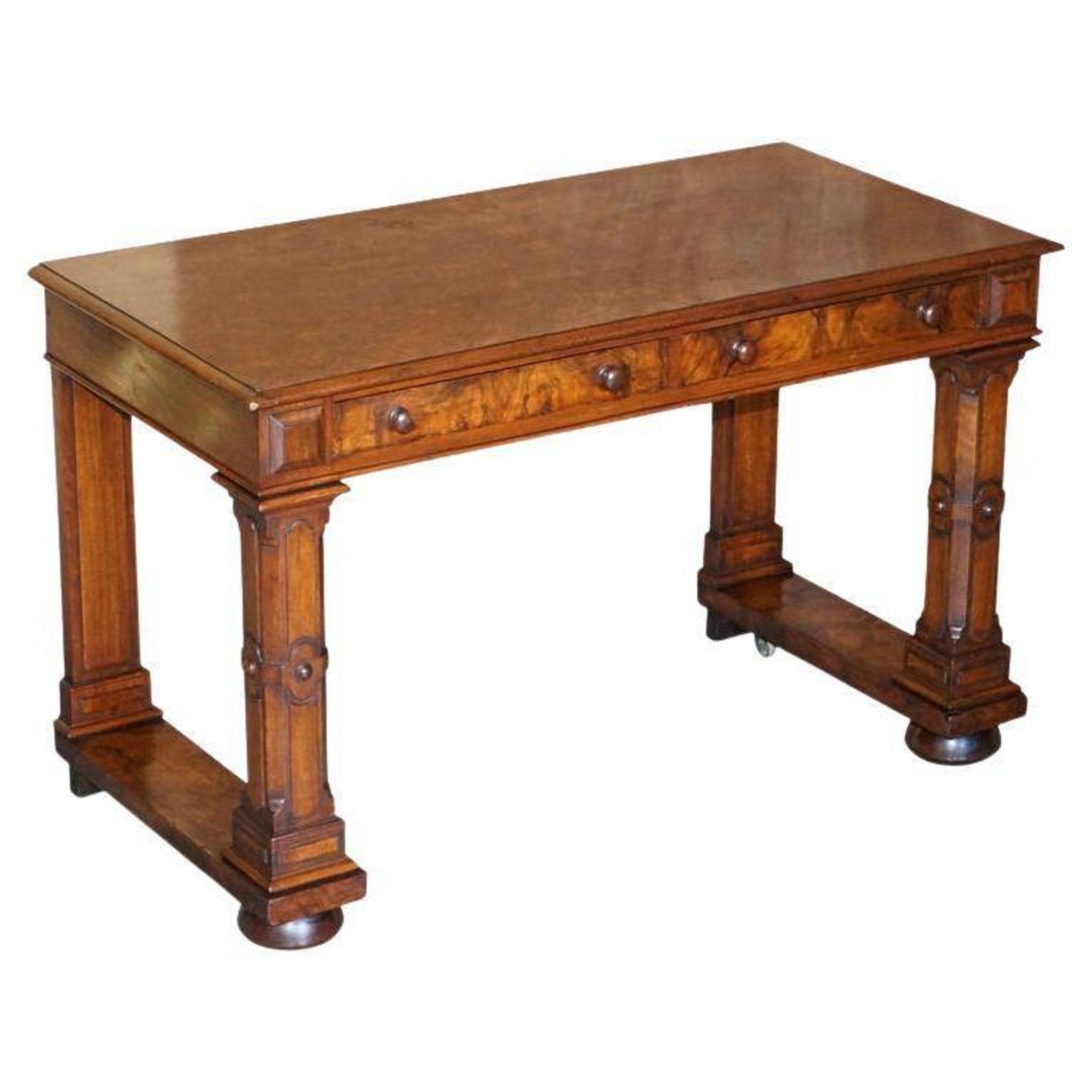 Table d'écriture Renaissance en noyer flamé style Pugin, vers 1850