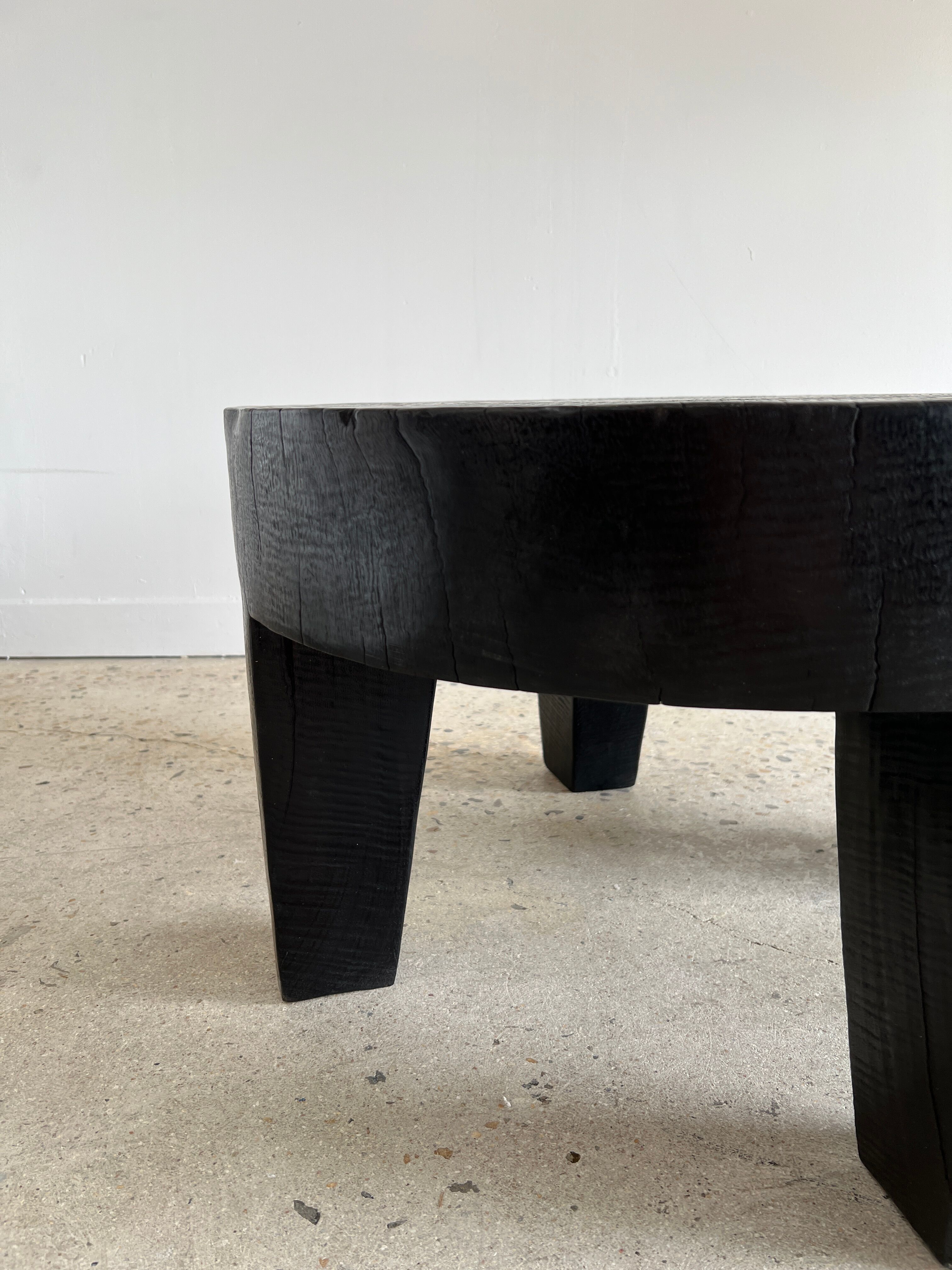 Coffee table en bois massif monoxyle noir