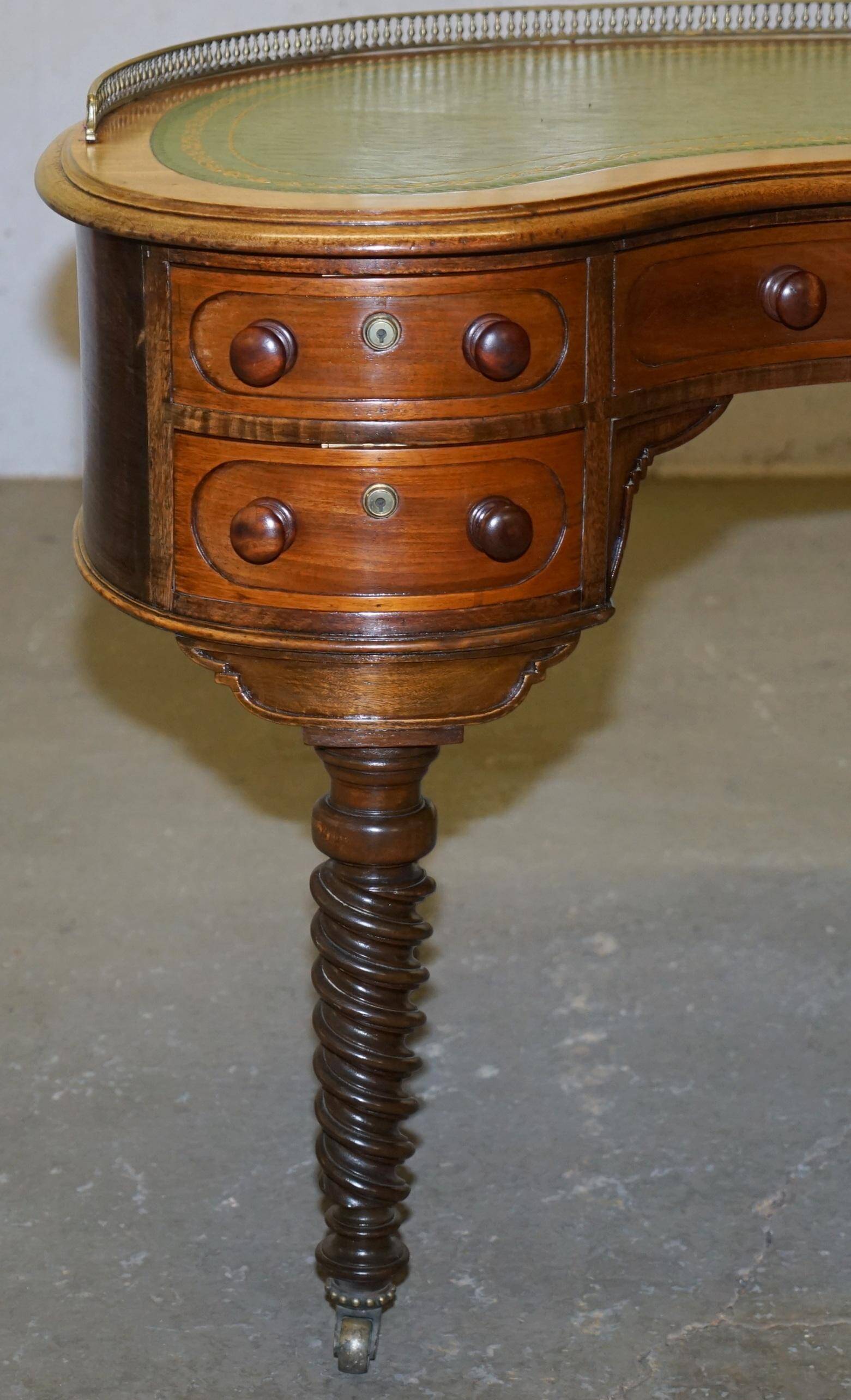 Bureau Kidney de Campagne Militaire Regency de Gillow's of Lancaster avec Galerie en Laiton