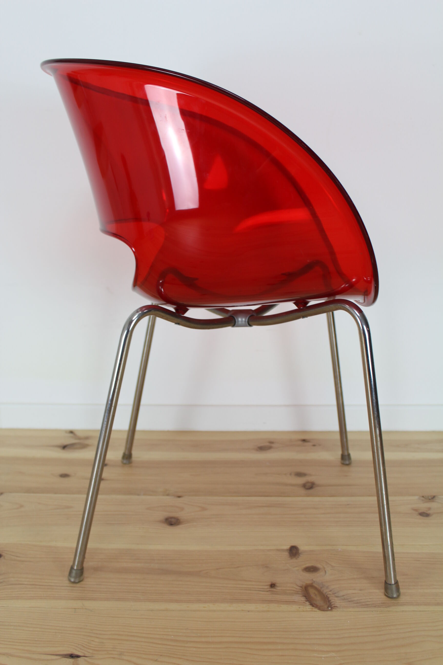 Sintesi Eye red plexiglass chair