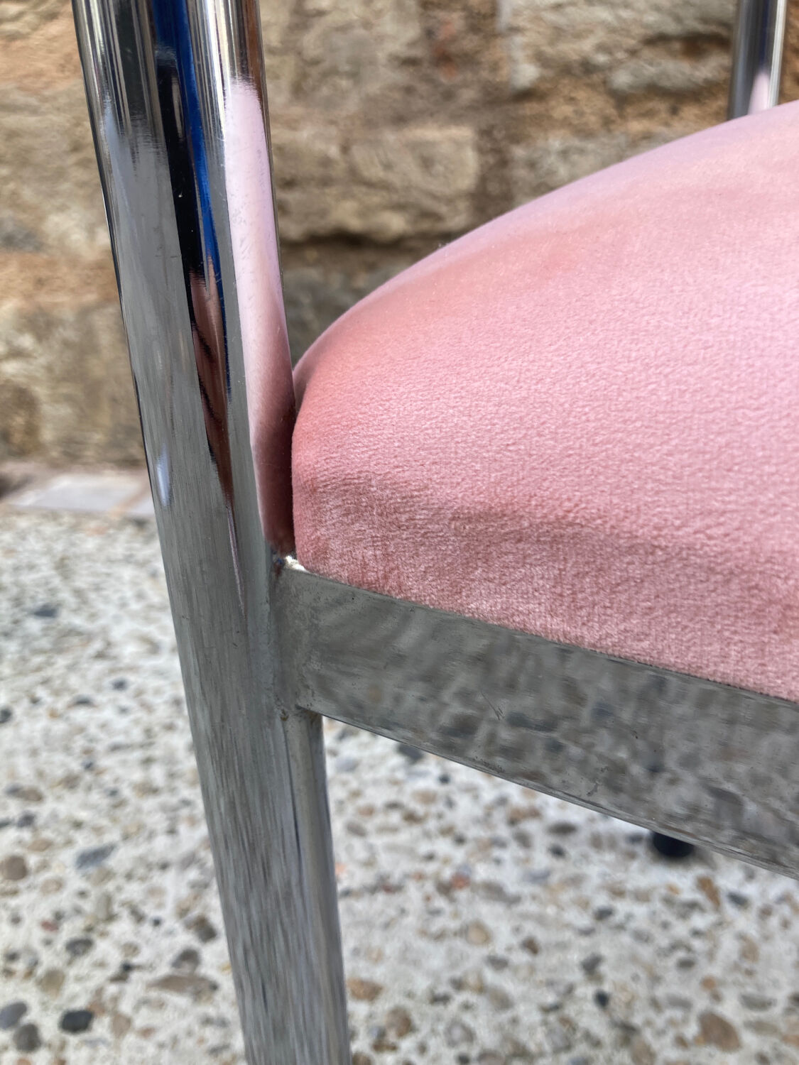 Chaise chrome et velours rose
