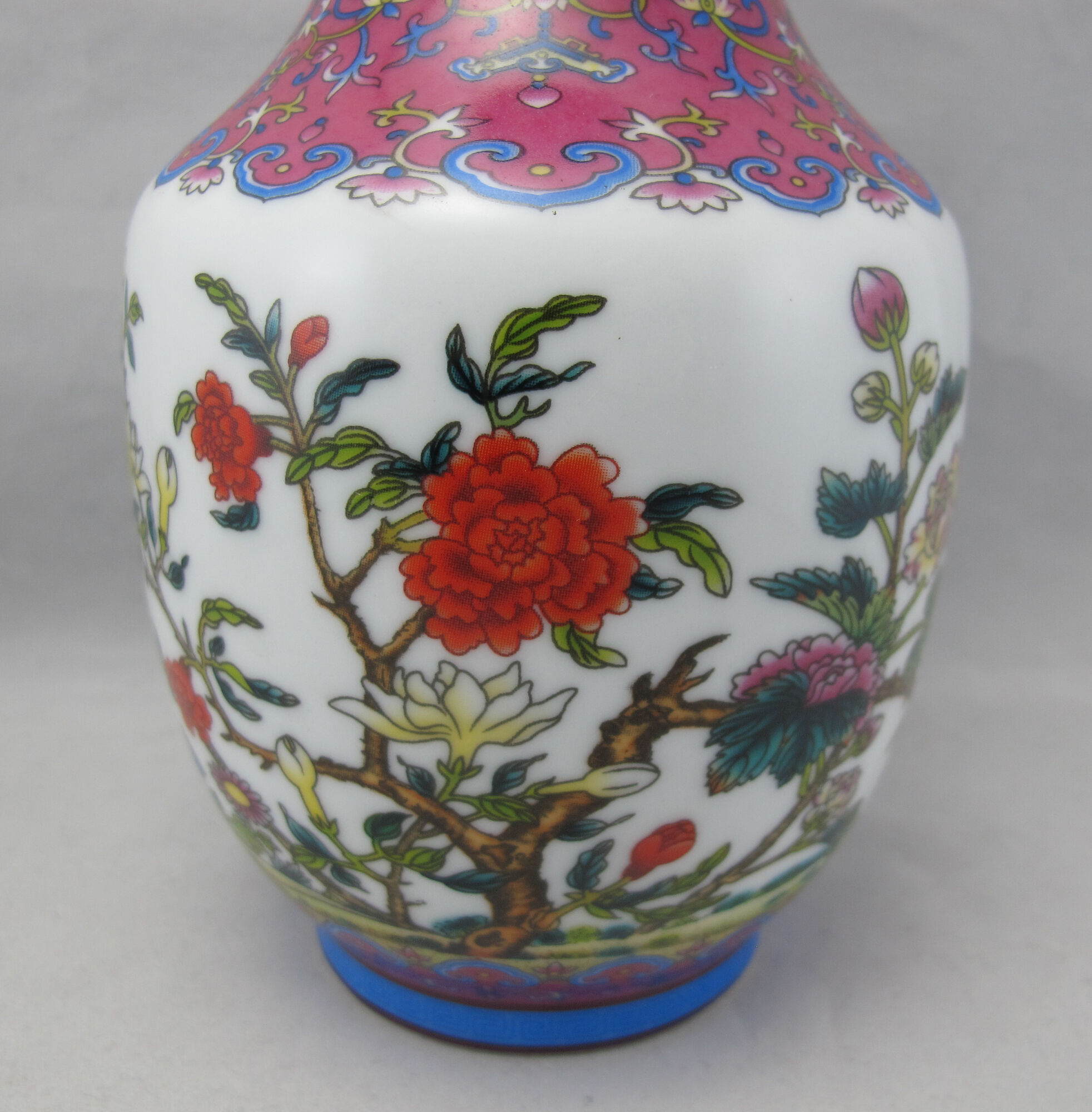 small pink family vase in Chinese porcelain China