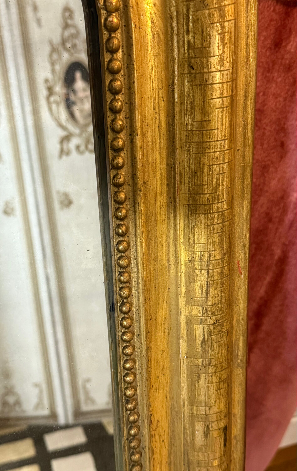 Large Louis Philippe mirror in wood and gilded stucco, 19th century.