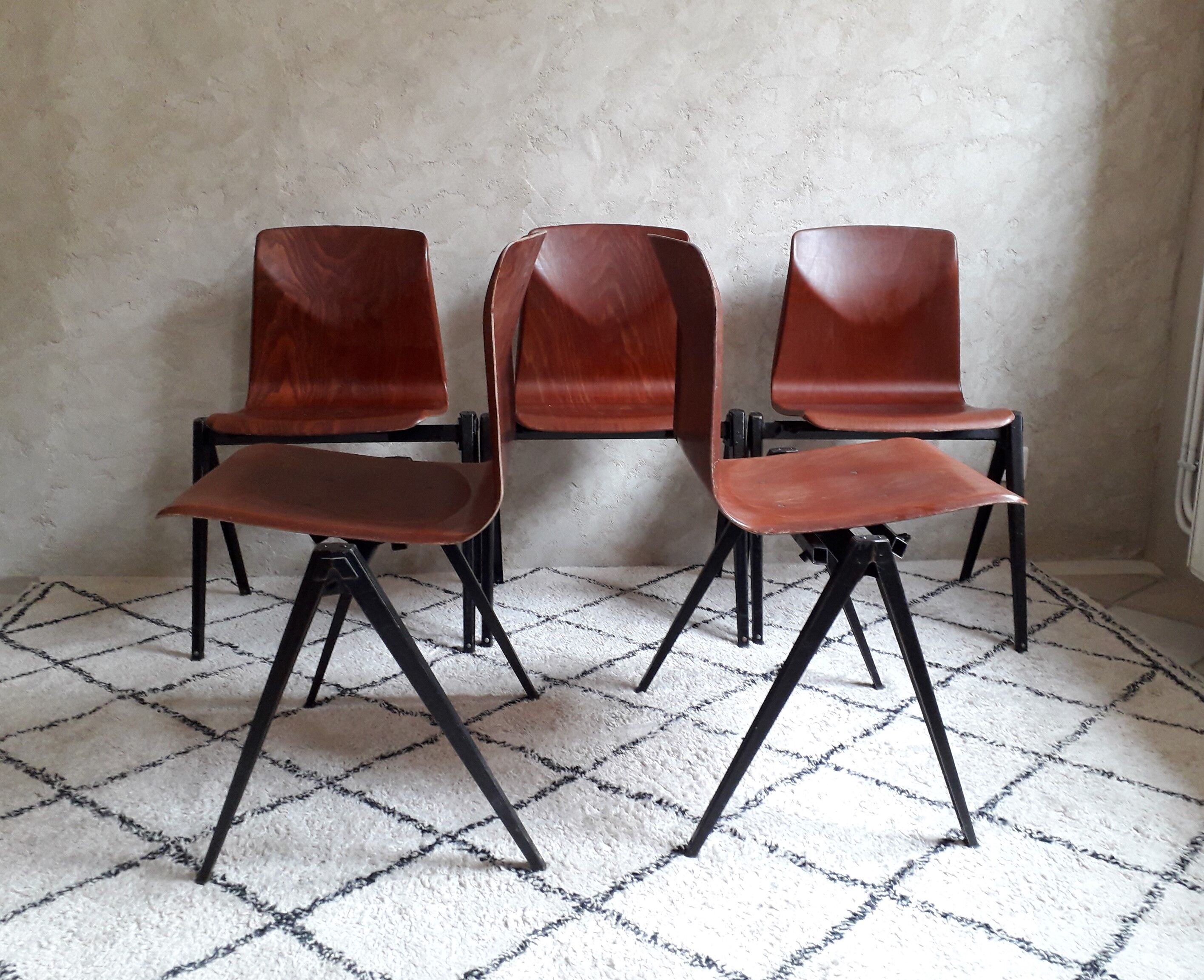 Set of 5 stackable 60s Pagholz chairs