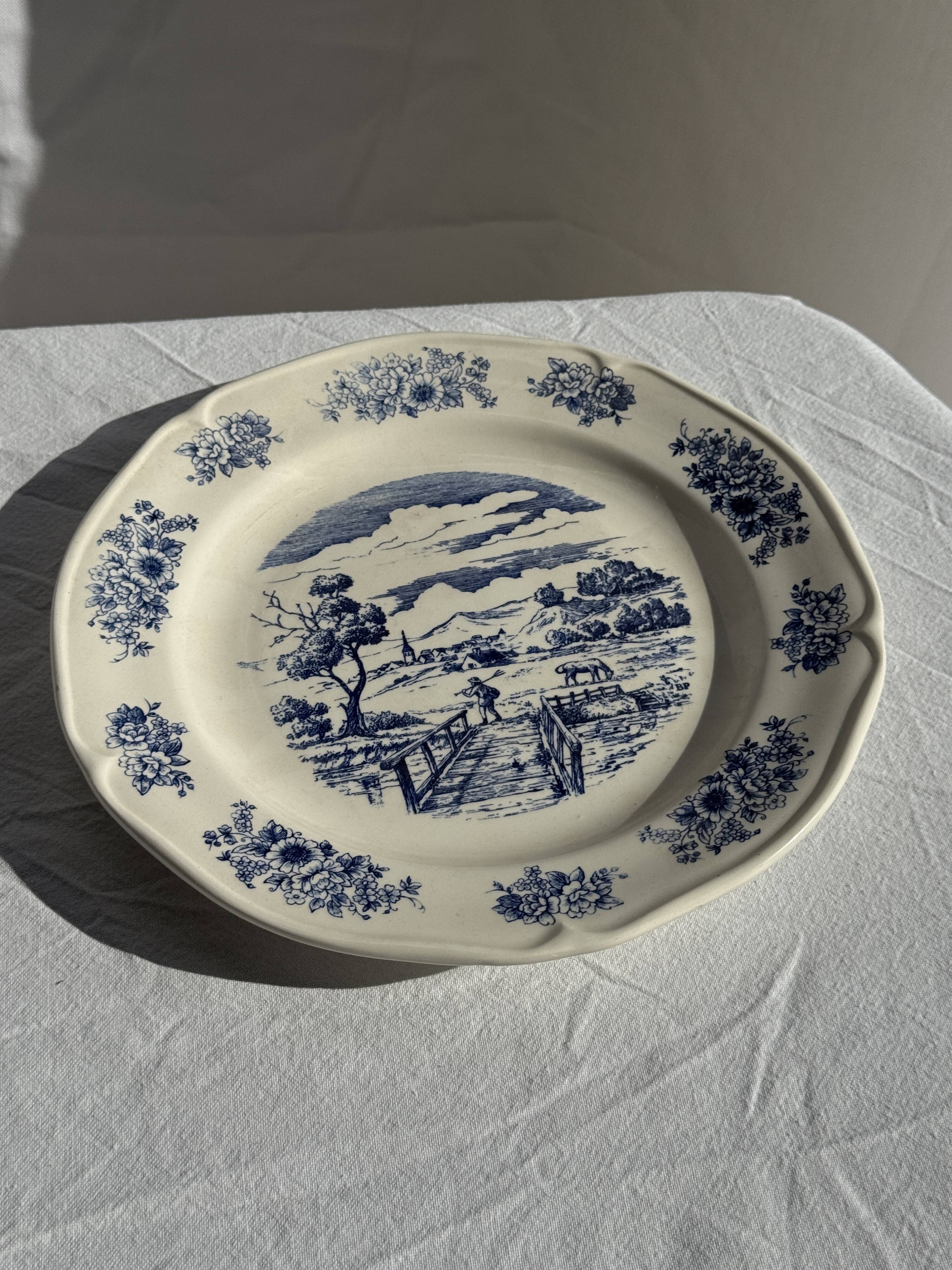 Assiette ancienne en faïence à décor de paysage bleu D24,5