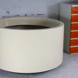 Important cylindrical planter in cream lacquered fiberglass, circa 1970