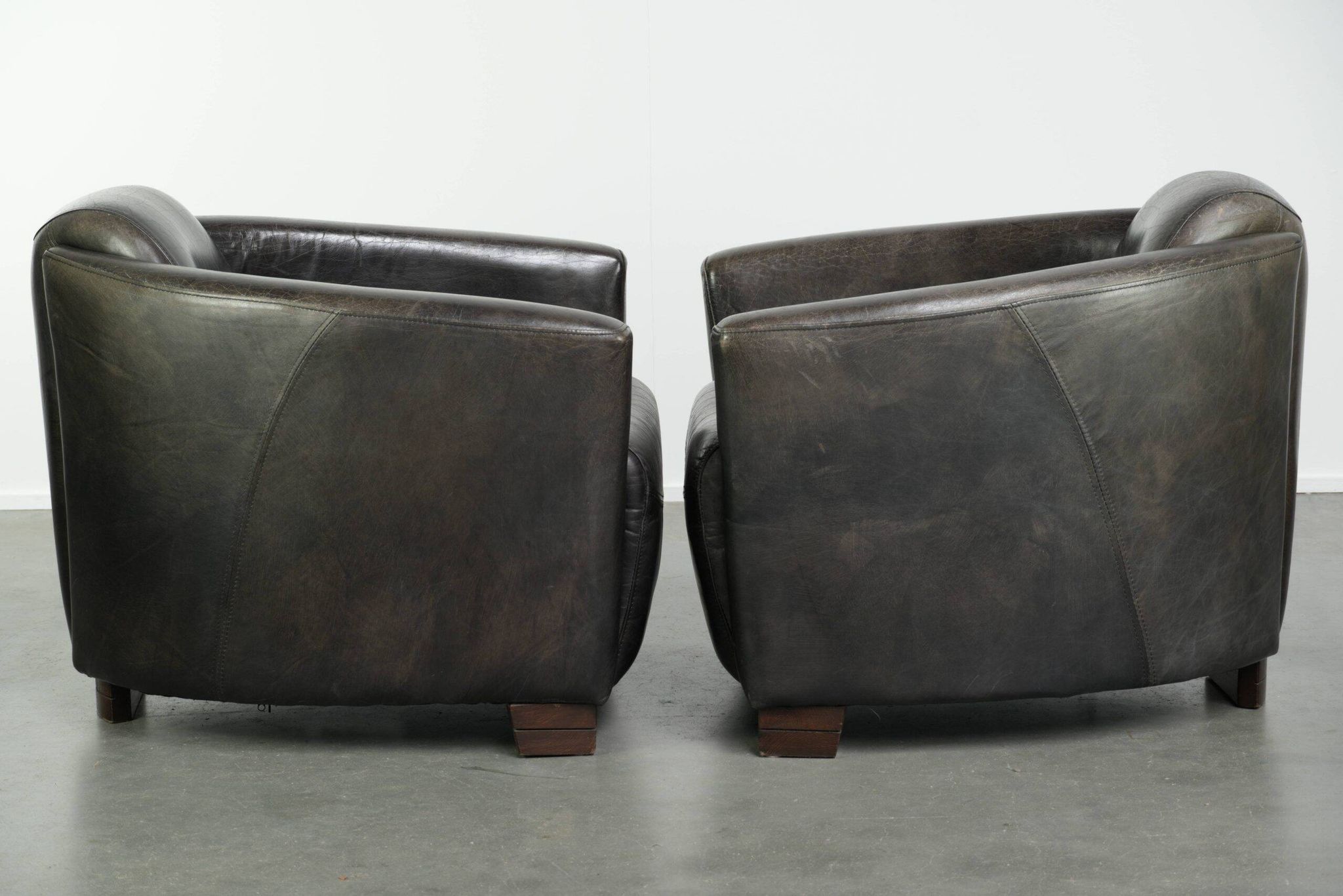 Ensemble vintage de 2 fauteuils en cuir de vachette au design Aviateur.