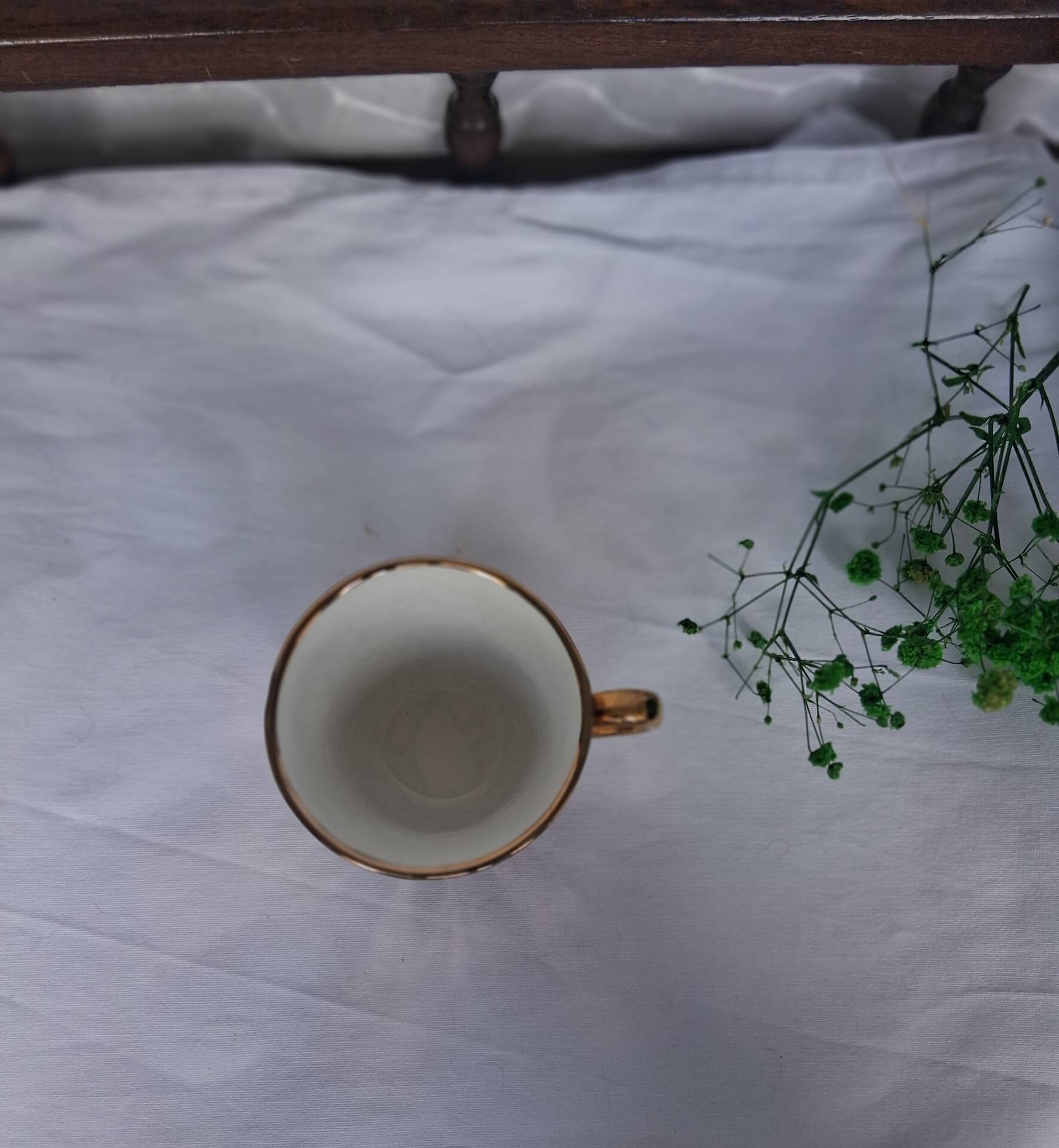 Vintage moka service in gilded porcelain for coffee, 1950s-1970s.