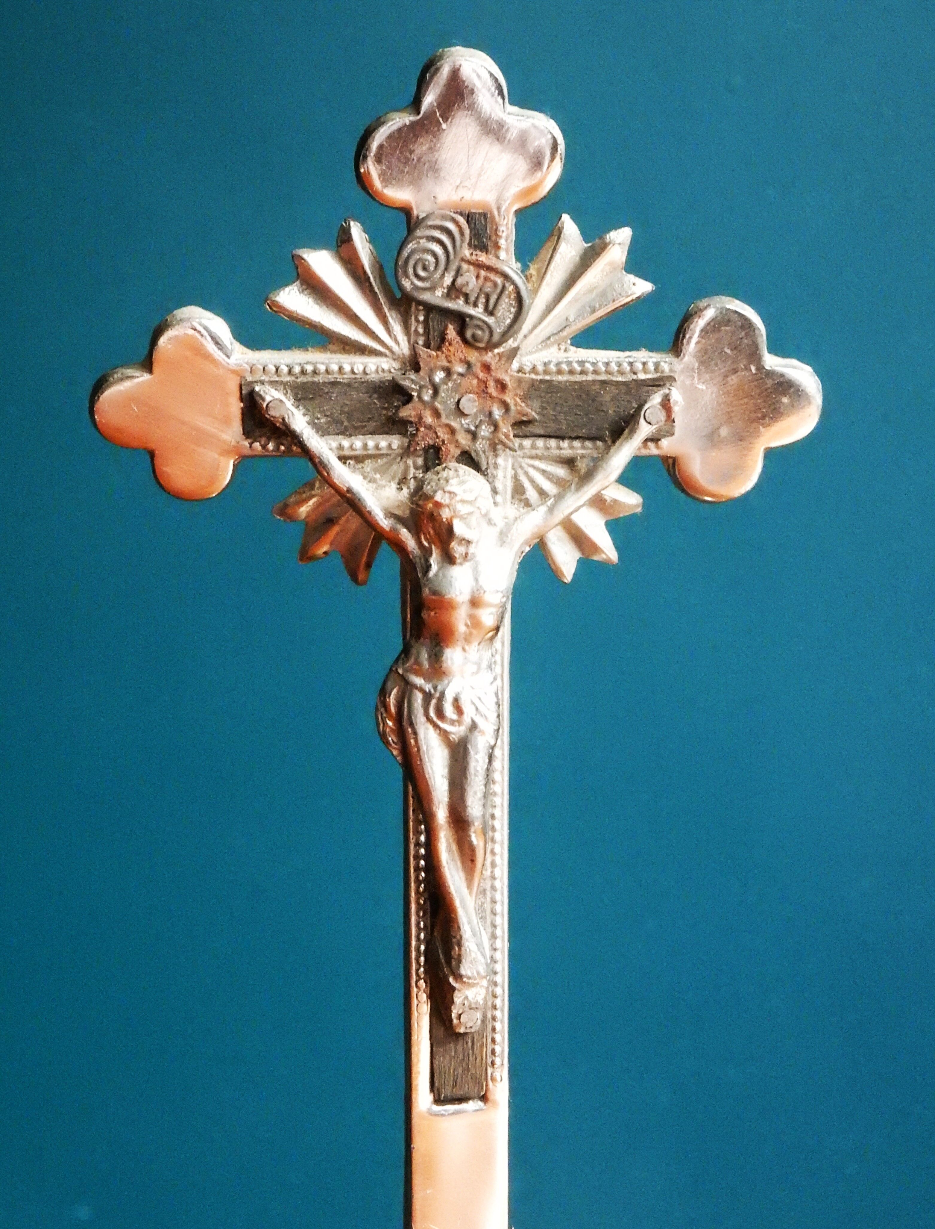 Metal table altar crucifix